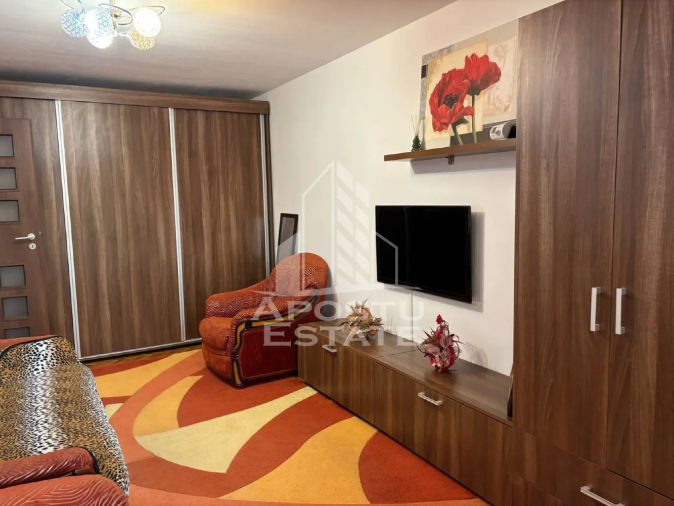 Apartament cu doua camere, centrala proprie, zona Lipovei - APOSTU ESTATE va propune spre inchiriere un apartament spatios si elegant, cu 2 camere, in zona Lipovei, ideal pentru cupluri sau persoane care doresc un spatiu generos si confortabil.

Suprafata utila: 60 mp
Compartimentare eficienta:

Hol de acces generos
Bucatarie inchisa complet mobilata si utilata,
Living luminos si spatios
Dormitor matrimonial mobilat
Camera secundara transformata in birou
Baie cu dus si geam pentru evntilatie naturala

Confort si facilitati:
Centrala termica proprie pe gaz
Aer conditionat

Apartamentul este complet mobilat si utilat

Localizare: Zona Lipovei – liniste, acces facil spre oras, in apropiere de magazine, scoli si mijloace de transport in comun.

Ideal pentru:
Cupluri
Profesionisti care lucreaza remote sau au nevoie de birou acasa

Pret chirie: 350 Euro
Programeaza o vizionare!

ID intern: CP2663296