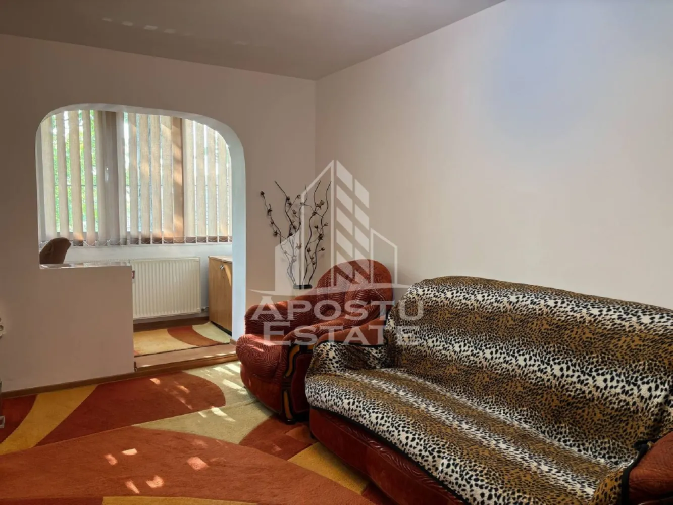 Apartament cu doua camere, centrala proprie, zona Lipovei - APOSTU ESTATE va propune spre inchiriere un apartament spatios si elegant, cu 2 camere, in zona Lipovei, ideal pentru cupluri sau persoane care doresc un spatiu generos si confortabil.

Suprafata utila: 60 mp
Compartimentare eficienta:

Hol de acces generos
Bucatarie inchisa complet mobilata si utilata,
Living luminos si spatios
Dormitor matrimonial mobilat
Camera secundara transformata in birou
Baie cu dus si geam pentru evntilatie naturala

Confort si facilitati:
Centrala termica proprie pe gaz
Aer conditionat

Apartamentul este complet mobilat si utilat

Localizare: Zona Lipovei – liniste, acces facil spre oras, in apropiere de magazine, scoli si mijloace de transport in comun.

Ideal pentru:
Cupluri
Profesionisti care lucreaza remote sau au nevoie de birou acasa

Pret chirie: 350 Euro
Programeaza o vizionare!

ID intern: CP2663296