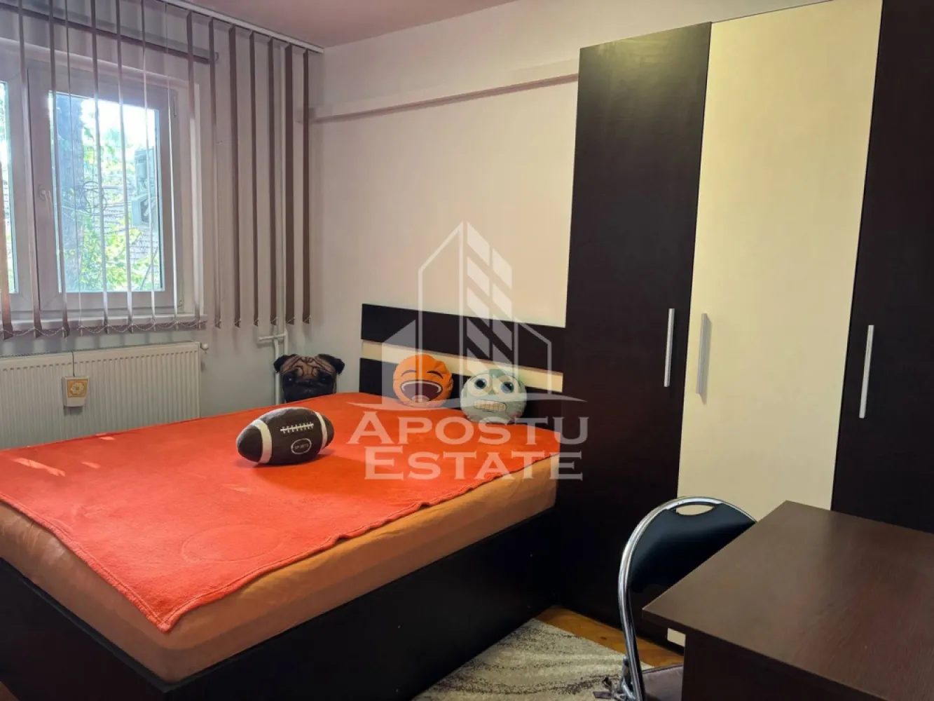 Apartament cu doua camere, centrala proprie, zona Lipovei - APOSTU ESTATE va propune spre inchiriere un apartament spatios si elegant, cu 2 camere, in zona Lipovei, ideal pentru cupluri sau persoane care doresc un spatiu generos si confortabil.

Suprafata utila: 60 mp
Compartimentare eficienta:

Hol de acces generos
Bucatarie inchisa complet mobilata si utilata,
Living luminos si spatios
Dormitor matrimonial mobilat
Camera secundara transformata in birou
Baie cu dus si geam pentru evntilatie naturala

Confort si facilitati:
Centrala termica proprie pe gaz
Aer conditionat

Apartamentul este complet mobilat si utilat

Localizare: Zona Lipovei – liniste, acces facil spre oras, in apropiere de magazine, scoli si mijloace de transport in comun.

Ideal pentru:
Cupluri
Profesionisti care lucreaza remote sau au nevoie de birou acasa

Pret chirie: 350 Euro
Programeaza o vizionare!

ID intern: CP2663296