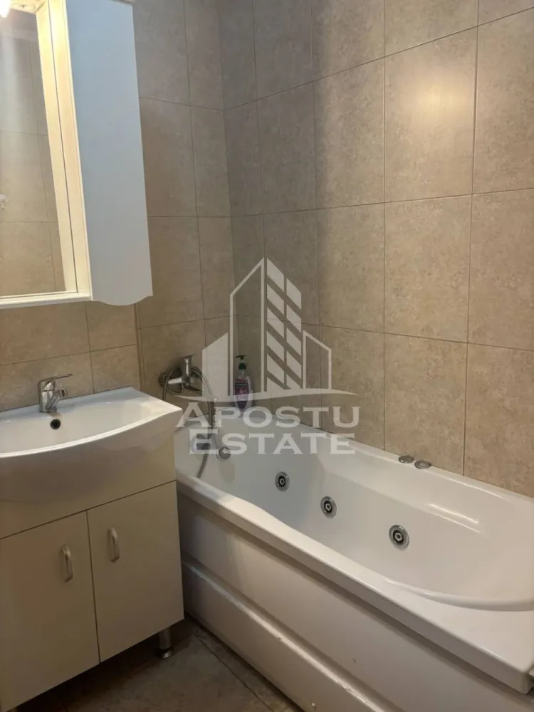 Apartament cu doua camere, centrala proprie, zona Lipovei - APOSTU ESTATE va propune spre inchiriere un apartament spatios si elegant, cu 2 camere, in zona Lipovei, ideal pentru cupluri sau persoane care doresc un spatiu generos si confortabil.

Suprafata utila: 60 mp
Compartimentare eficienta:

Hol de acces generos
Bucatarie inchisa complet mobilata si utilata,
Living luminos si spatios
Dormitor matrimonial mobilat
Camera secundara transformata in birou
Baie cu dus si geam pentru evntilatie naturala

Confort si facilitati:
Centrala termica proprie pe gaz
Aer conditionat

Apartamentul este complet mobilat si utilat

Localizare: Zona Lipovei – liniste, acces facil spre oras, in apropiere de magazine, scoli si mijloace de transport in comun.

Ideal pentru:
Cupluri
Profesionisti care lucreaza remote sau au nevoie de birou acasa

Pret chirie: 350 Euro
Programeaza o vizionare!

ID intern: CP2663296