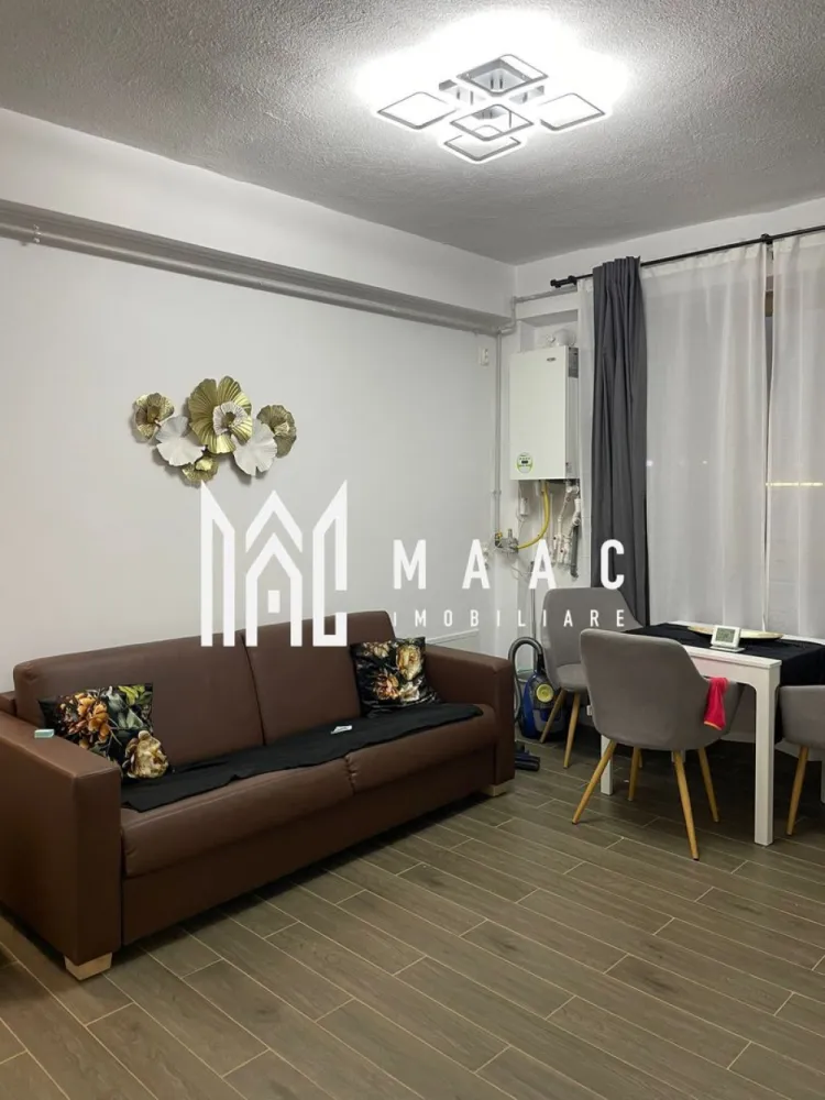 Apartament 2 Camere | Decomandat | Loc de parcare | O.Goga - MAAC Imobiliare vă propune spre vânzare un apartament modern cu 2 camere, complet mobilat și utilat, cu finisaje contemporane, situat într-o zonă liniștită, ideal pentru locuire proprie sau investiție.

Apartamentul este luminos și primitor, evidențiindu-se prin amenajarea modernă, spațiile aerisite și mobilierul nou, ales pentru funcționalitate și confort. Compartimentarea este practică și eficientă, adaptată unui stil de viață urban.

Caracteristici principale:
-living spațios
-dormitor confortabil
-bucătărie complet echipată
-baie complet utilată
-complet mobilat: canapea extensibilă, pat matrimonial, masă de dining, dulapuri spațioase
-electrocasnice noi: frigider, mașină de spălat, cuptor, plită, centrală termică proprie
-pardoseală din gresie tip parchet și laminat
-geamuri termopan
-iluminat LED modern

Locuința este gata pentru mutare imediată, fiind potrivită pentru o persoană sau un cuplu care își dorește confort, liniște și un apartament amenajat într-un stil modern.

Pentru mai multe detalii și programarea unei vizionări, vă rugăm să menționați numărul CP2795836 la telefon.