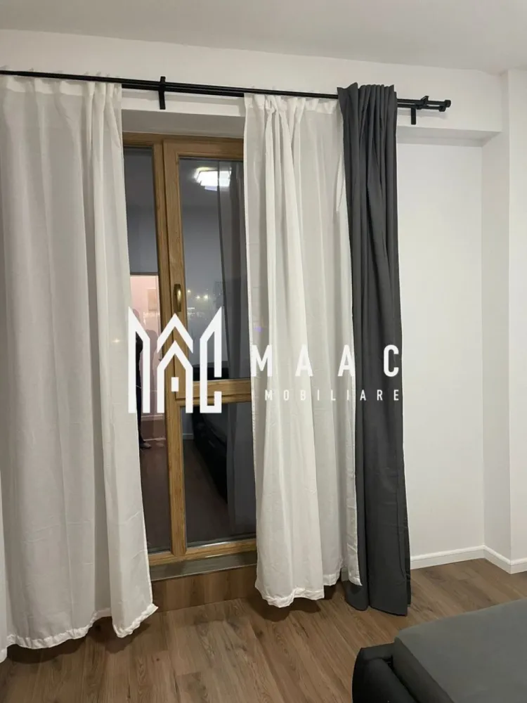 Apartament 2 Camere | Decomandat | Loc de parcare | O.Goga - MAAC Imobiliare vă propune spre vânzare un apartament modern cu 2 camere, complet mobilat și utilat, cu finisaje contemporane, situat într-o zonă liniștită, ideal pentru locuire proprie sau investiție.

Apartamentul este luminos și primitor, evidențiindu-se prin amenajarea modernă, spațiile aerisite și mobilierul nou, ales pentru funcționalitate și confort. Compartimentarea este practică și eficientă, adaptată unui stil de viață urban.

Caracteristici principale:
-living spațios
-dormitor confortabil
-bucătărie complet echipată
-baie complet utilată
-complet mobilat: canapea extensibilă, pat matrimonial, masă de dining, dulapuri spațioase
-electrocasnice noi: frigider, mașină de spălat, cuptor, plită, centrală termică proprie
-pardoseală din gresie tip parchet și laminat
-geamuri termopan
-iluminat LED modern

Locuința este gata pentru mutare imediată, fiind potrivită pentru o persoană sau un cuplu care își dorește confort, liniște și un apartament amenajat într-un stil modern.

Pentru mai multe detalii și programarea unei vizionări, vă rugăm să menționați numărul CP2795836 la telefon.