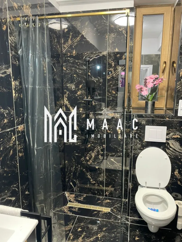 Apartament 2 Camere | Decomandat | Loc de parcare | O.Goga - MAAC Imobiliare vă propune spre vânzare un apartament modern cu 2 camere, complet mobilat și utilat, cu finisaje contemporane, situat într-o zonă liniștită, ideal pentru locuire proprie sau investiție.

Apartamentul este luminos și primitor, evidențiindu-se prin amenajarea modernă, spațiile aerisite și mobilierul nou, ales pentru funcționalitate și confort. Compartimentarea este practică și eficientă, adaptată unui stil de viață urban.

Caracteristici principale:
-living spațios
-dormitor confortabil
-bucătărie complet echipată
-baie complet utilată
-complet mobilat: canapea extensibilă, pat matrimonial, masă de dining, dulapuri spațioase
-electrocasnice noi: frigider, mașină de spălat, cuptor, plită, centrală termică proprie
-pardoseală din gresie tip parchet și laminat
-geamuri termopan
-iluminat LED modern

Locuința este gata pentru mutare imediată, fiind potrivită pentru o persoană sau un cuplu care își dorește confort, liniște și un apartament amenajat într-un stil modern.

Pentru mai multe detalii și programarea unei vizionări, vă rugăm să menționați numărul CP2795836 la telefon.
