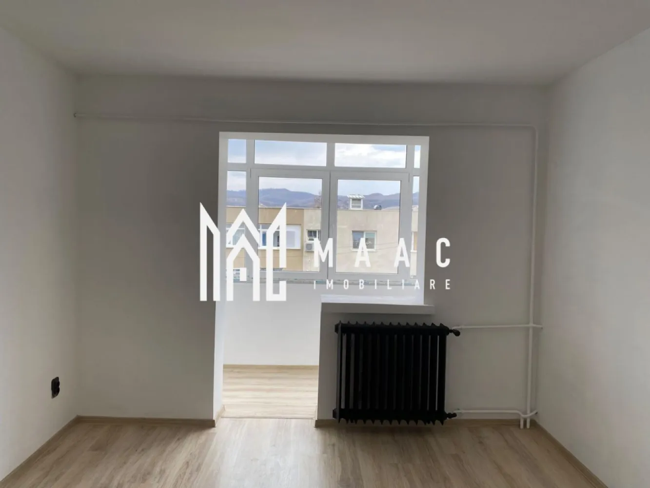 Apartament 2 camere| Renovat| Zona Nord - MAAc Imobiliare vă propune spre vânzare un apartament cu 2 camere, decomandat, situat la etajul 4 al unui imobil amplasat într-o zonă apreciată a orașului, în imediata apropiere a Liceului Pedagogic și a Liceului de Arte.

Renovat cu atenție la detalii și finisat cu materiale de calitate, apartamentul oferă un ambient modern, luminos și primitor, fiind pregătit pentru mutare fără investiții suplimentare.

Caracteristici:
2 camere decomandate;
Etaj 4;
Compartimentare practică și funcțională;
Renovat complet;
Finisaje moderne și de calitate;
Living spațios și luminos, cu vedere către oraș;
Bucătărie bine organizată, ideală pentru utilizarea zilnică.
Avantajele zonei:
Poziționare excelentă, lângă Liceul Pedagogic și Liceul de Arte;
Aproape de școli, grădinițe și instituții de învățământ;
Acces facil către cinematografe, teatre, muzee și alte puncte de interes cultural;
Parcuri și spații verzi în apropiere, ideale pentru relaxare;
Stații pentru mijloacele de transport în comun la doar câteva minute de mers pe jos;
Magazine, farmacii și alte servicii esențiale în imediata vecinătate.

Datorită poziției excelente și stării foarte bune în care se află, acest apartament reprezintă o alegere inspirată atât pentru locuință proprie, cât și pentru investiție.

Preț: 63.000 Euro

Pentru mai multe informații sau pentru programarea unei vizionări, vă rugăm să comunicați ID-ul CP3218233

MAAc Imobiliare – Profesionalism, transparență și soluții imobiliare adaptate nevoilor tale.