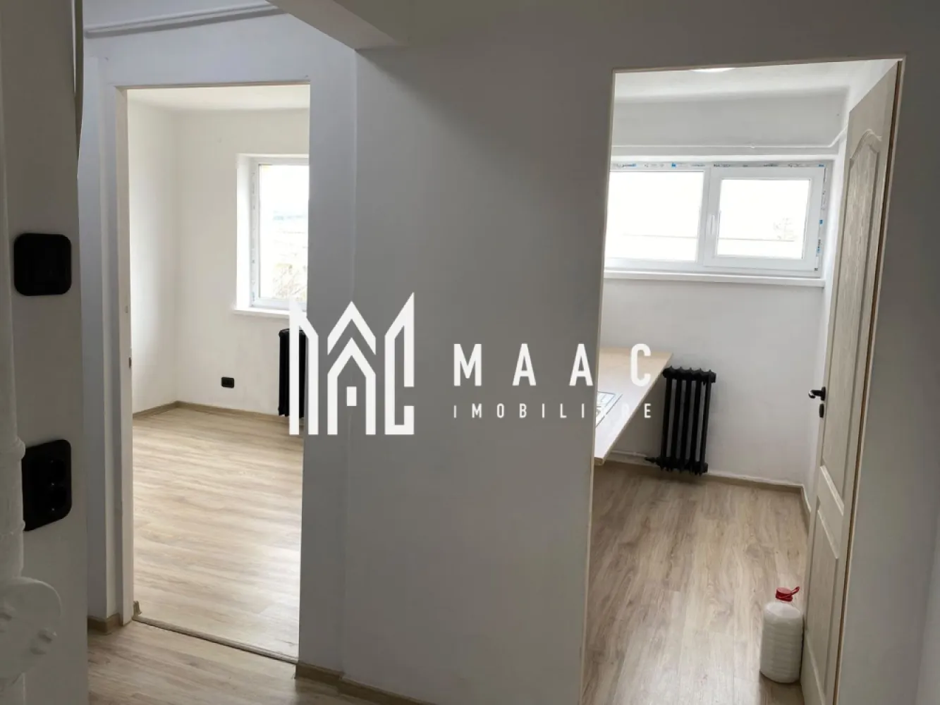 Apartament 2 camere| Renovat| Zona Nord - MAAc Imobiliare vă propune spre vânzare un apartament cu 2 camere, decomandat, situat la etajul 4 al unui imobil amplasat într-o zonă apreciată a orașului, în imediata apropiere a Liceului Pedagogic și a Liceului de Arte.

Renovat cu atenție la detalii și finisat cu materiale de calitate, apartamentul oferă un ambient modern, luminos și primitor, fiind pregătit pentru mutare fără investiții suplimentare.

Caracteristici:
2 camere decomandate;
Etaj 4;
Compartimentare practică și funcțională;
Renovat complet;
Finisaje moderne și de calitate;
Living spațios și luminos, cu vedere către oraș;
Bucătărie bine organizată, ideală pentru utilizarea zilnică.
Avantajele zonei:
Poziționare excelentă, lângă Liceul Pedagogic și Liceul de Arte;
Aproape de școli, grădinițe și instituții de învățământ;
Acces facil către cinematografe, teatre, muzee și alte puncte de interes cultural;
Parcuri și spații verzi în apropiere, ideale pentru relaxare;
Stații pentru mijloacele de transport în comun la doar câteva minute de mers pe jos;
Magazine, farmacii și alte servicii esențiale în imediata vecinătate.

Datorită poziției excelente și stării foarte bune în care se află, acest apartament reprezintă o alegere inspirată atât pentru locuință proprie, cât și pentru investiție.

Preț: 63.000 Euro

Pentru mai multe informații sau pentru programarea unei vizionări, vă rugăm să comunicați ID-ul CP3218233

MAAc Imobiliare – Profesionalism, transparență și soluții imobiliare adaptate nevoilor tale.