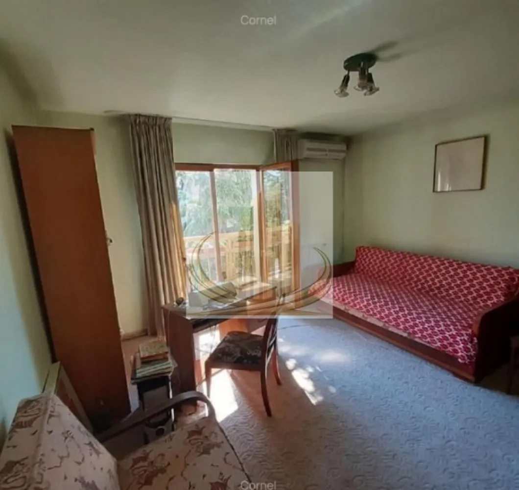 Apartament spațios – ideal locuință sau investiție - Vă prezentăm un apartament deosebit, generos compartimentat, situat într-o zonă liniștită, perfect pentru confortul zilnic sau pentru desfășurarea unei activități profesionale.

Suprafață utilă: 168 mp
Compartimentare: 6 dormitoare, 4 băi
Living open space – luminos și primitor
Terasă + balcon – ideale pentru relaxare
An construcție: 1992

Dotări:

Centrală proprie pe gaz
Aer condiționat
Toate utilitățile disponibile

Versatilitate excelentă:
Proprietatea este pretabilă atât pentru locuință, cât și pentru activități comerciale – ideală pentru clinică medicală, birouri, sediu firmă, after-school sau alte servicii.

Situată într-o zonă liniștită, cu acces facil către puncte de interes.

ID intern CP3029117