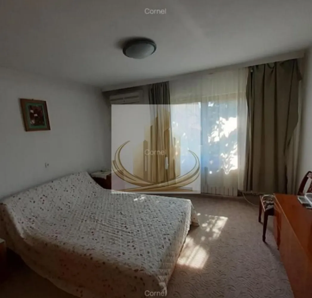 Apartament spațios – ideal locuință sau investiție - Vă prezentăm un apartament deosebit, generos compartimentat, situat într-o zonă liniștită, perfect pentru confortul zilnic sau pentru desfășurarea unei activități profesionale.

Suprafață utilă: 168 mp
Compartimentare: 6 dormitoare, 4 băi
Living open space – luminos și primitor
Terasă + balcon – ideale pentru relaxare
An construcție: 1992

Dotări:

Centrală proprie pe gaz
Aer condiționat
Toate utilitățile disponibile

Versatilitate excelentă:
Proprietatea este pretabilă atât pentru locuință, cât și pentru activități comerciale – ideală pentru clinică medicală, birouri, sediu firmă, after-school sau alte servicii.

Situată într-o zonă liniștită, cu acces facil către puncte de interes.

ID intern CP3029117