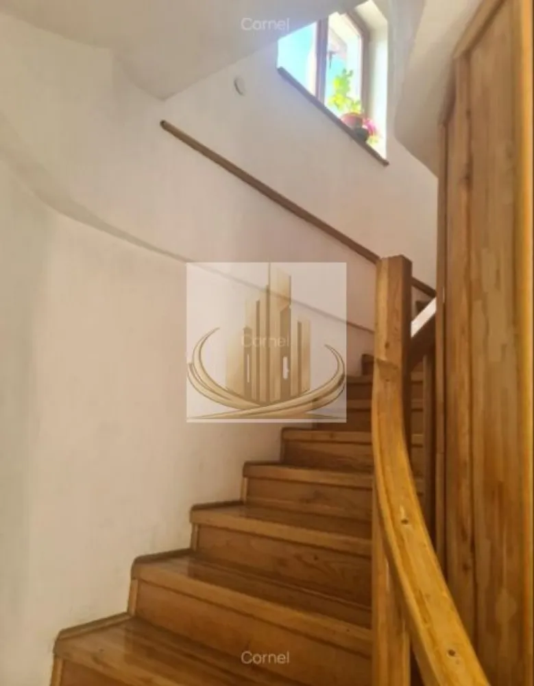 Apartament spațios – ideal locuință sau investiție - Vă prezentăm un apartament deosebit, generos compartimentat, situat într-o zonă liniștită, perfect pentru confortul zilnic sau pentru desfășurarea unei activități profesionale.

Suprafață utilă: 168 mp
Compartimentare: 6 dormitoare, 4 băi
Living open space – luminos și primitor
Terasă + balcon – ideale pentru relaxare
An construcție: 1992

Dotări:

Centrală proprie pe gaz
Aer condiționat
Toate utilitățile disponibile

Versatilitate excelentă:
Proprietatea este pretabilă atât pentru locuință, cât și pentru activități comerciale – ideală pentru clinică medicală, birouri, sediu firmă, after-school sau alte servicii.

Situată într-o zonă liniștită, cu acces facil către puncte de interes.

ID intern CP3029117