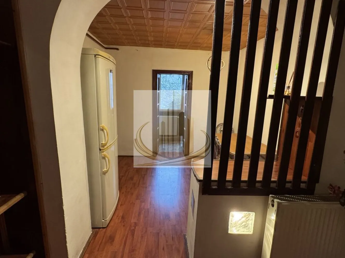 Apartament 2.5 Camere – Lipovei, Timișoara | Etaj 1 | Complet Mobilat - Se oferă spre vânzare apartament decomandat, confort 1, situat în zona Lipovei, una dintre cele mai căutate zone din Timișoara.

📐 Compartimentare eficientă:

2 dormitoare
Living open-space generos + hol
Baie
Balcon

🏢 Etaj 1 din 4 – poziționare ideală

🔹 Dotări și beneficii:

✔️ Centrală proprie
✔️ Aer condiționat
✔️ Geamuri termopan
✔️ Ușă metalică
✔️ Mașină de spălat + frigider
✔️ Se vinde complet mobilat

🌿 Vedere către spațiu verde – zonă liniștită

📍 Locație excelentă:
2 minute de Bega Lipovei, Lidl, Pepco, sală fitness
Aproape de bănci, transport în comun
3 minute de Școala Generală nr. 7
7 minute de Iulius Mall

💰 Preț: 112.000 € (ușor negociabil)
📲 Vizionare imediată
