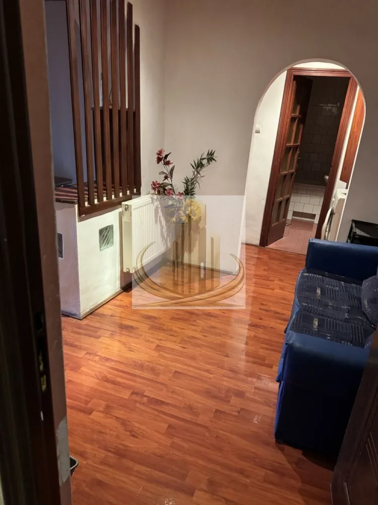 Apartament 2.5 Camere – Lipovei, Timișoara | Etaj 1 | Complet Mobilat - Se oferă spre vânzare apartament decomandat, confort 1, situat în zona Lipovei, una dintre cele mai căutate zone din Timișoara.

📐 Compartimentare eficientă:

2 dormitoare
Living open-space generos + hol
Baie
Balcon

🏢 Etaj 1 din 4 – poziționare ideală

🔹 Dotări și beneficii:

✔️ Centrală proprie
✔️ Aer condiționat
✔️ Geamuri termopan
✔️ Ușă metalică
✔️ Mașină de spălat + frigider
✔️ Se vinde complet mobilat

🌿 Vedere către spațiu verde – zonă liniștită

📍 Locație excelentă:
2 minute de Bega Lipovei, Lidl, Pepco, sală fitness
Aproape de bănci, transport în comun
3 minute de Școala Generală nr. 7
7 minute de Iulius Mall

💰 Preț: 112.000 € (ușor negociabil)
📲 Vizionare imediată