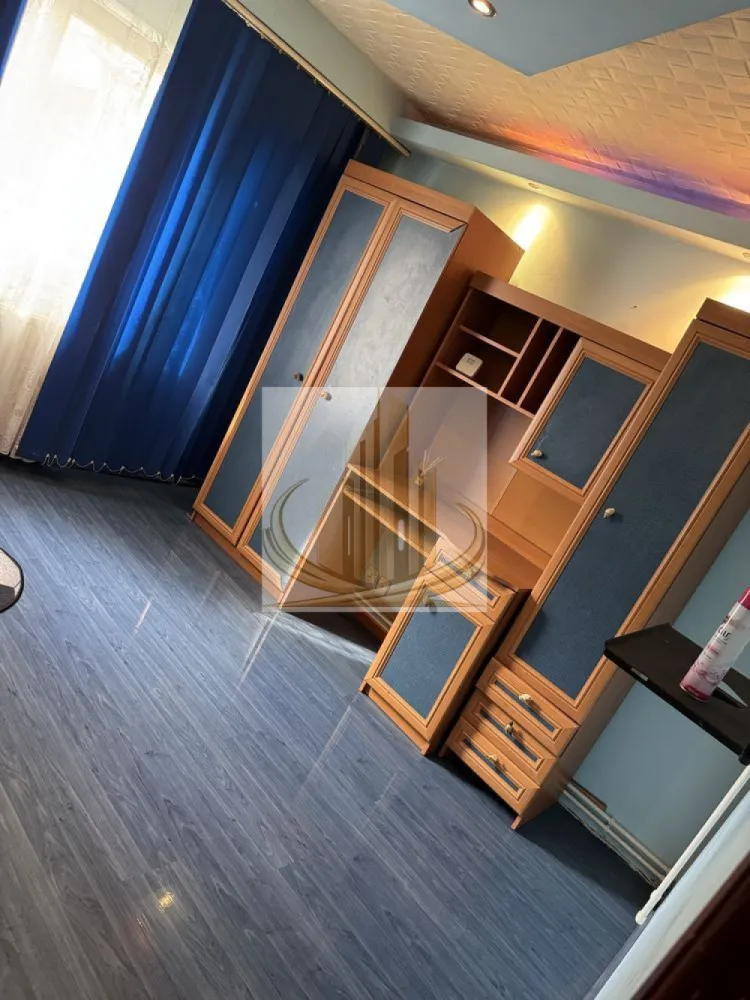 Apartament 2.5 Camere – Lipovei, Timișoara | Etaj 1 | Complet Mobilat - Se oferă spre vânzare apartament decomandat, confort 1, situat în zona Lipovei, una dintre cele mai căutate zone din Timișoara.

📐 Compartimentare eficientă:

2 dormitoare
Living open-space generos + hol
Baie
Balcon

🏢 Etaj 1 din 4 – poziționare ideală

🔹 Dotări și beneficii:

✔️ Centrală proprie
✔️ Aer condiționat
✔️ Geamuri termopan
✔️ Ușă metalică
✔️ Mașină de spălat + frigider
✔️ Se vinde complet mobilat

🌿 Vedere către spațiu verde – zonă liniștită

📍 Locație excelentă:
2 minute de Bega Lipovei, Lidl, Pepco, sală fitness
Aproape de bănci, transport în comun
3 minute de Școala Generală nr. 7
7 minute de Iulius Mall

💰 Preț: 112.000 € (ușor negociabil)
📲 Vizionare imediată
