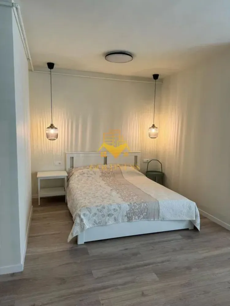 O camera Modern, Zona Abatorului, Profi, Oncos, Parc Poligon, Floresti - GOLDNESS Imobiliare vă propune spre închiriere un apartament cu o camera complet mobilat și utilat, la parter inalt într-un imobil de 4 etaje, în Floresti.
Posibilitate de parcare pe langa bloc!
Se află în apropierea stațiilor de transport în comun, magazine, restaurante, spații verzi, farmacii, etc. 

Apartamentul este compartimentat astfel:
 - camera cu pat matrimonial, dressing, noptiere, canapea, televizor 
 - bucatarie complet utilată și mobilată, loc de servit masa 
 - baie cu dus walk-in, calorifer port prosop și dulap pentru depozitare.
 - balcon de 5 mp

Imobilul este dotat cu toate cele necesare- centrală proprie, frigider, aragaz, hotă, mașină de spălat haine, etc. 

Dacă sunteți interesați de acest apartament și doriți să îl vizionați, dar și pentru alte oferte nu ezitați să ne contactați telefonic sau prin e-mail. Vă stăm la dispoziție!
Pentru intermediere se percepe un comision de 200 euro!