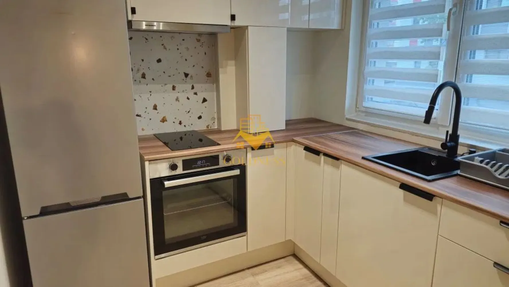 O camera Modern, Zona Abatorului, Profi, Oncos, Parc Poligon, Floresti - GOLDNESS Imobiliare vă propune spre închiriere un apartament cu o camera complet mobilat și utilat, la parter inalt într-un imobil de 4 etaje, în Floresti.
Posibilitate de parcare pe langa bloc!
Se află în apropierea stațiilor de transport în comun, magazine, restaurante, spații verzi, farmacii, etc. 

Apartamentul este compartimentat astfel:
 - camera cu pat matrimonial, dressing, noptiere, canapea, televizor 
 - bucatarie complet utilată și mobilată, loc de servit masa 
 - baie cu dus walk-in, calorifer port prosop și dulap pentru depozitare.
 - balcon de 5 mp

Imobilul este dotat cu toate cele necesare- centrală proprie, frigider, aragaz, hotă, mașină de spălat haine, etc. 

Dacă sunteți interesați de acest apartament și doriți să îl vizionați, dar și pentru alte oferte nu ezitați să ne contactați telefonic sau prin e-mail. Vă stăm la dispoziție!
Pentru intermediere se percepe un comision de 200 euro!