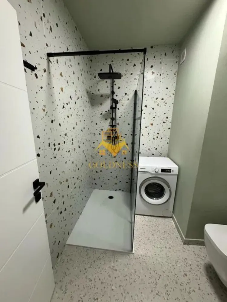 O camera Modern, Zona Abatorului, Profi, Oncos, Parc Poligon, Floresti - GOLDNESS Imobiliare vă propune spre închiriere un apartament cu o camera complet mobilat și utilat, la parter inalt într-un imobil de 4 etaje, în Floresti.
Posibilitate de parcare pe langa bloc!
Se află în apropierea stațiilor de transport în comun, magazine, restaurante, spații verzi, farmacii, etc. 

Apartamentul este compartimentat astfel:
 - camera cu pat matrimonial, dressing, noptiere, canapea, televizor 
 - bucatarie complet utilată și mobilată, loc de servit masa 
 - baie cu dus walk-in, calorifer port prosop și dulap pentru depozitare.
 - balcon de 5 mp

Imobilul este dotat cu toate cele necesare- centrală proprie, frigider, aragaz, hotă, mașină de spălat haine, etc. 

Dacă sunteți interesați de acest apartament și doriți să îl vizionați, dar și pentru alte oferte nu ezitați să ne contactați telefonic sau prin e-mail. Vă stăm la dispoziție!
Pentru intermediere se percepe un comision de 200 euro!