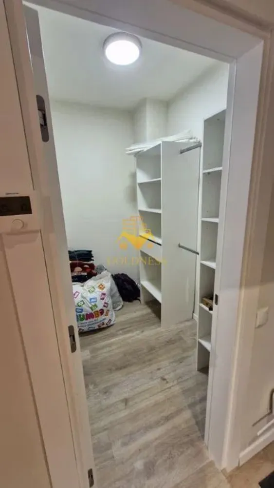 O camera Modern, Zona Abatorului, Profi, Oncos, Parc Poligon, Floresti - GOLDNESS Imobiliare vă propune spre închiriere un apartament cu o camera complet mobilat și utilat, la parter inalt într-un imobil de 4 etaje, în Floresti.
Posibilitate de parcare pe langa bloc!
Se află în apropierea stațiilor de transport în comun, magazine, restaurante, spații verzi, farmacii, etc. 

Apartamentul este compartimentat astfel:
 - camera cu pat matrimonial, dressing, noptiere, canapea, televizor 
 - bucatarie complet utilată și mobilată, loc de servit masa 
 - baie cu dus walk-in, calorifer port prosop și dulap pentru depozitare.
 - balcon de 5 mp

Imobilul este dotat cu toate cele necesare- centrală proprie, frigider, aragaz, hotă, mașină de spălat haine, etc. 

Dacă sunteți interesați de acest apartament și doriți să îl vizionați, dar și pentru alte oferte nu ezitați să ne contactați telefonic sau prin e-mail. Vă stăm la dispoziție!
Pentru intermediere se percepe un comision de 200 euro!
