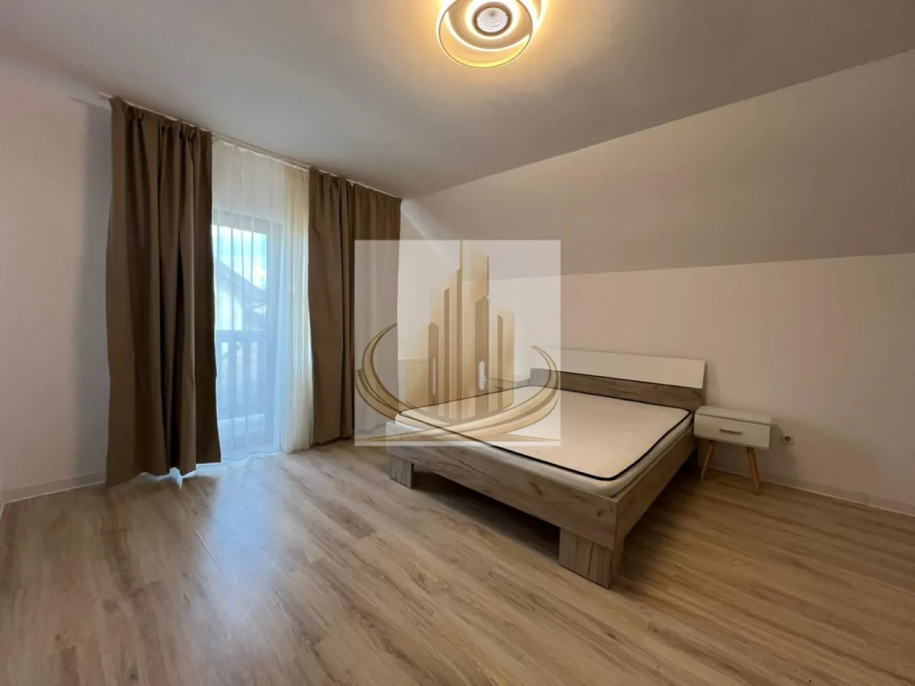 Casă individuală 3 camere, 100 mp – Dumbrăvița, aproape de lac - Grand Mobilis Imobiliare vă propune spre închiriere o casă individuală, construită în anul 2011, situată într-un complex rezidențial de case, într-o zonă liniștită din Dumbrăvița.

Proprietatea are o suprafață utilă de 100 mp și beneficiază de o poziționare excelentă, în apropierea pădurii, oferind un cadru ideal pentru relaxare și plimbări în natură.

În același timp, locația este foarte bine conectată, având în proximitate magazine, mijloace de transport în comun, restaurante, cafenele, farmacii și alte puncte de interes, cu acces facil către Timișoara.

Compartimentare:

Parter:

hol de acces
bucătărie închisă
baie cu duș
cameră tehnică
living generos și luminos cu zonă de dining

Etaj:

2 dormitoare spațioase și luminoase
baie cu cadă

Dotări și beneficii:

centrală termică proprie
încălzire prin calorifere
acces auto în curte
2 locuri de parcare proprii

🐾 Pet-friendly – se acceptă animale de companie de talie mică.

Această proprietate este ideală pentru un cuplu sau o familie care își dorește liniște, confort și acces rapid către oraș.

Pentru mai multe detalii și programarea unei vizionări, echipa Grand Mobilis Imobiliare vă stă la dispoziție.
ID Intern: CP3029137