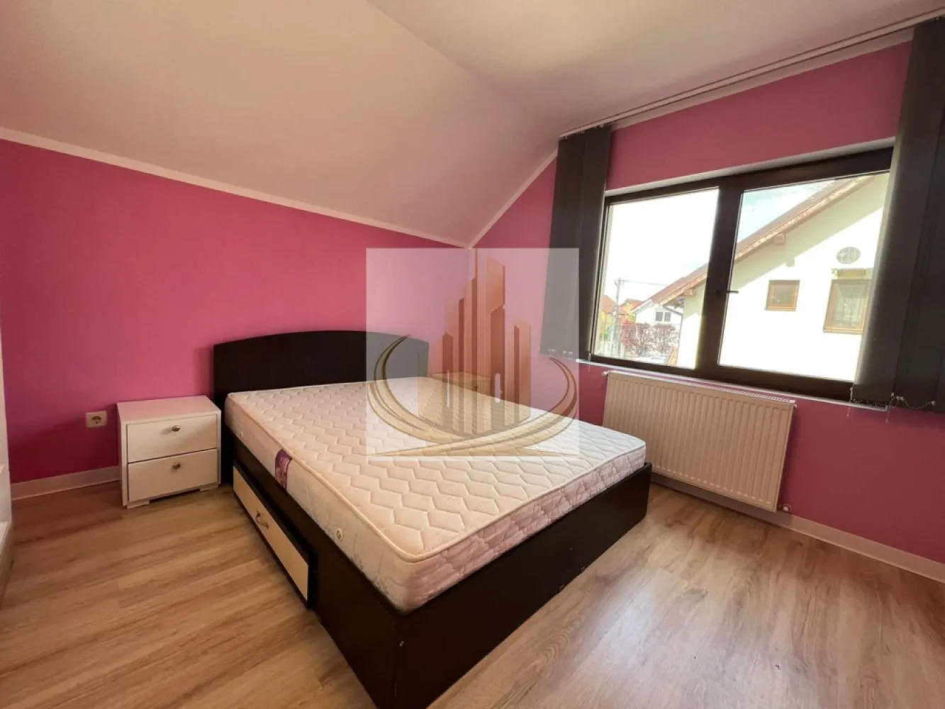 Casă individuală 3 camere, 100 mp – Dumbrăvița, aproape de lac - Grand Mobilis Imobiliare vă propune spre închiriere o casă individuală, construită în anul 2011, situată într-un complex rezidențial de case, într-o zonă liniștită din Dumbrăvița.

Proprietatea are o suprafață utilă de 100 mp și beneficiază de o poziționare excelentă, în apropierea pădurii, oferind un cadru ideal pentru relaxare și plimbări în natură.

În același timp, locația este foarte bine conectată, având în proximitate magazine, mijloace de transport în comun, restaurante, cafenele, farmacii și alte puncte de interes, cu acces facil către Timișoara.

Compartimentare:

Parter:

hol de acces
bucătărie închisă
baie cu duș
cameră tehnică
living generos și luminos cu zonă de dining

Etaj:

2 dormitoare spațioase și luminoase
baie cu cadă

Dotări și beneficii:

centrală termică proprie
încălzire prin calorifere
acces auto în curte
2 locuri de parcare proprii

🐾 Pet-friendly – se acceptă animale de companie de talie mică.

Această proprietate este ideală pentru un cuplu sau o familie care își dorește liniște, confort și acces rapid către oraș.

Pentru mai multe detalii și programarea unei vizionări, echipa Grand Mobilis Imobiliare vă stă la dispoziție.
ID Intern: CP3029137