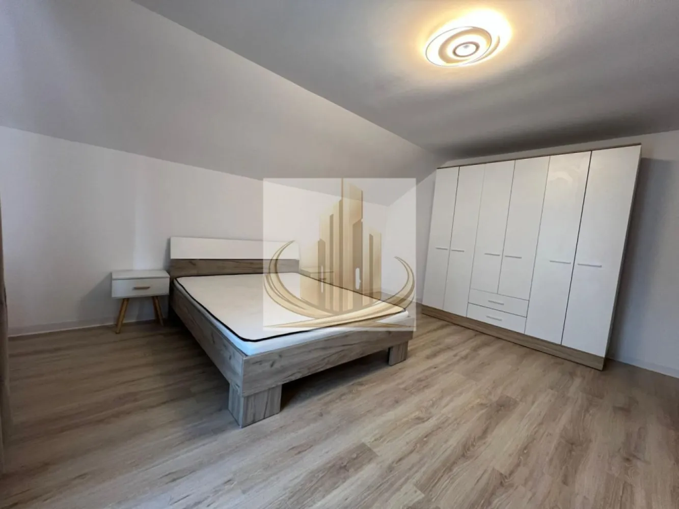 Casă individuală 3 camere, 100 mp – Dumbrăvița, aproape de lac - Grand Mobilis Imobiliare vă propune spre închiriere o casă individuală, construită în anul 2011, situată într-un complex rezidențial de case, într-o zonă liniștită din Dumbrăvița.

Proprietatea are o suprafață utilă de 100 mp și beneficiază de o poziționare excelentă, în apropierea pădurii, oferind un cadru ideal pentru relaxare și plimbări în natură.

În același timp, locația este foarte bine conectată, având în proximitate magazine, mijloace de transport în comun, restaurante, cafenele, farmacii și alte puncte de interes, cu acces facil către Timișoara.

Compartimentare:

Parter:

hol de acces
bucătărie închisă
baie cu duș
cameră tehnică
living generos și luminos cu zonă de dining

Etaj:

2 dormitoare spațioase și luminoase
baie cu cadă

Dotări și beneficii:

centrală termică proprie
încălzire prin calorifere
acces auto în curte
2 locuri de parcare proprii

🐾 Pet-friendly – se acceptă animale de companie de talie mică.

Această proprietate este ideală pentru un cuplu sau o familie care își dorește liniște, confort și acces rapid către oraș.

Pentru mai multe detalii și programarea unei vizionări, echipa Grand Mobilis Imobiliare vă stă la dispoziție.
ID Intern: CP3029137