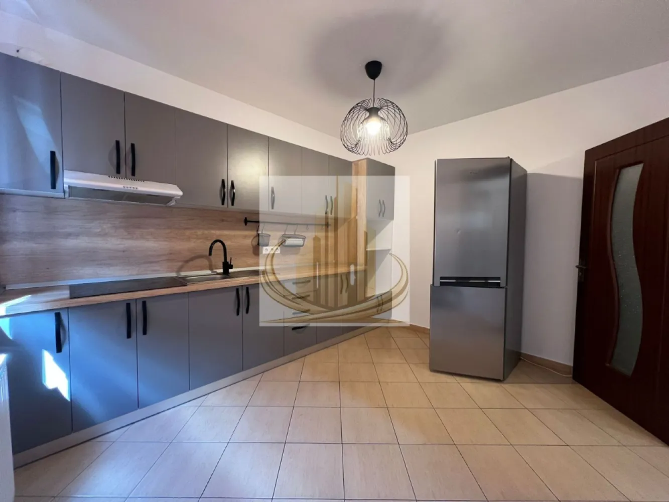 Casă individuală 3 camere, 100 mp – Dumbrăvița, aproape de lac - Grand Mobilis Imobiliare vă propune spre închiriere o casă individuală, construită în anul 2011, situată într-un complex rezidențial de case, într-o zonă liniștită din Dumbrăvița.

Proprietatea are o suprafață utilă de 100 mp și beneficiază de o poziționare excelentă, în apropierea pădurii, oferind un cadru ideal pentru relaxare și plimbări în natură.

În același timp, locația este foarte bine conectată, având în proximitate magazine, mijloace de transport în comun, restaurante, cafenele, farmacii și alte puncte de interes, cu acces facil către Timișoara.

Compartimentare:

Parter:

hol de acces
bucătărie închisă
baie cu duș
cameră tehnică
living generos și luminos cu zonă de dining

Etaj:

2 dormitoare spațioase și luminoase
baie cu cadă

Dotări și beneficii:

centrală termică proprie
încălzire prin calorifere
acces auto în curte
2 locuri de parcare proprii

🐾 Pet-friendly – se acceptă animale de companie de talie mică.

Această proprietate este ideală pentru un cuplu sau o familie care își dorește liniște, confort și acces rapid către oraș.

Pentru mai multe detalii și programarea unei vizionări, echipa Grand Mobilis Imobiliare vă stă la dispoziție.
ID Intern: CP3029137