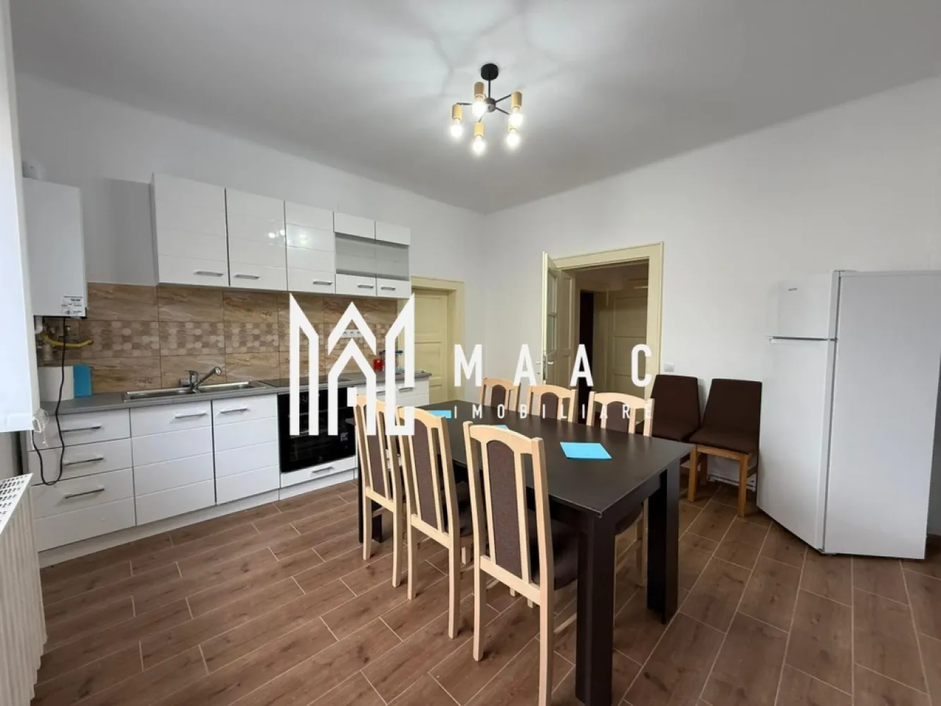 Spatiu birouri | Renovat | Garaj | Gradina | C. Dumbravii - MAAC IMOBILIARE aduce in atentia dumneavoastra, spre inchiriere, o casa individuala, renovata, construita pe un singur nivel, amplasata in zona Calea Dumbravii. Proprietatea este compusa din: Demisol: pivnita generoasa cu aerisire naturala, baie cu geam si hol. Parter inalt: 3 camere, bucatarie complet mobilata si utilata cu acces in podul amenajat si izolat (care este desfasurat pe toata suprafata casei) , baie cu geam de aerisire, hol si acces pe terasa cu priveliste in gradina proprie. Se pot parca 6 masini (1 in garaj, 3 in fata garajului si 2 in fata casei). De asemenea, in spatele garajului se regaseste o magazie pentru depozitare. Instalatiile sanitare, electrice si termice au fost schimbate. Casa are 2 cai de acces si compartimentarea este echilibrata. La cerere se poate mobila conform necesitatilor. Zona este superba, aflandu-se la cateva minute de mers pe jos de parcul Sub Arini, centre de invatamant, medicale, comerciale si de asemenea, este foarte aproape de centrul orasului. Se percepe garantie in cuantumul unei chirii lunare. Se inchiriaza pe minim 12 luni. Se preteaza ca si rezidenta sau spatiu de birouri. Pentru mai multe detalii precizati telefonic ca ati vazut anuntul cu ID: CP2803008