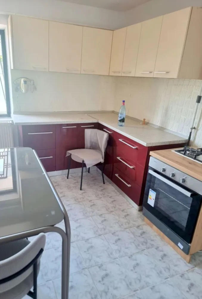 Apartament 3 camere de închiriat – Zona Gară – 85 mp – Etaj 3 - Se oferă spre închiriere un apartament spațios cu 3 camere, situat la etajul 3, într-o zonă foarte accesibilă, în apropierea Gării. Locuința are o suprafață de 85 mp și este ideală pentru o familie sau pentru persoane care își doresc confort și spațiu.

Apartamentul este compartimentat astfel:
3 camere spațioase și luminoase;
2 băi;
bucătărie;
hol generos.
Locuința se prezintă într-o stare foarte bună, iar aproximativ 90% din mobilier este nou, oferind un ambient plăcut și modern.
Imobilul beneficiază de o amplasare excelentă, cu acces rapid către mijloace de transport în comun, magazine, școli, grădinițe și alte puncte de interes.

Preț chirie: 460 euro/lună
Garanție returnabilă: 460 euro
La semnarea contractului se achită prima lună de chirie, garanția și comisionul agenției imobiliare.

Pentru informații suplimentare și programarea unei vizionări:
Liliana Ene – MAG INVEST
Telefon: 0746 252 252