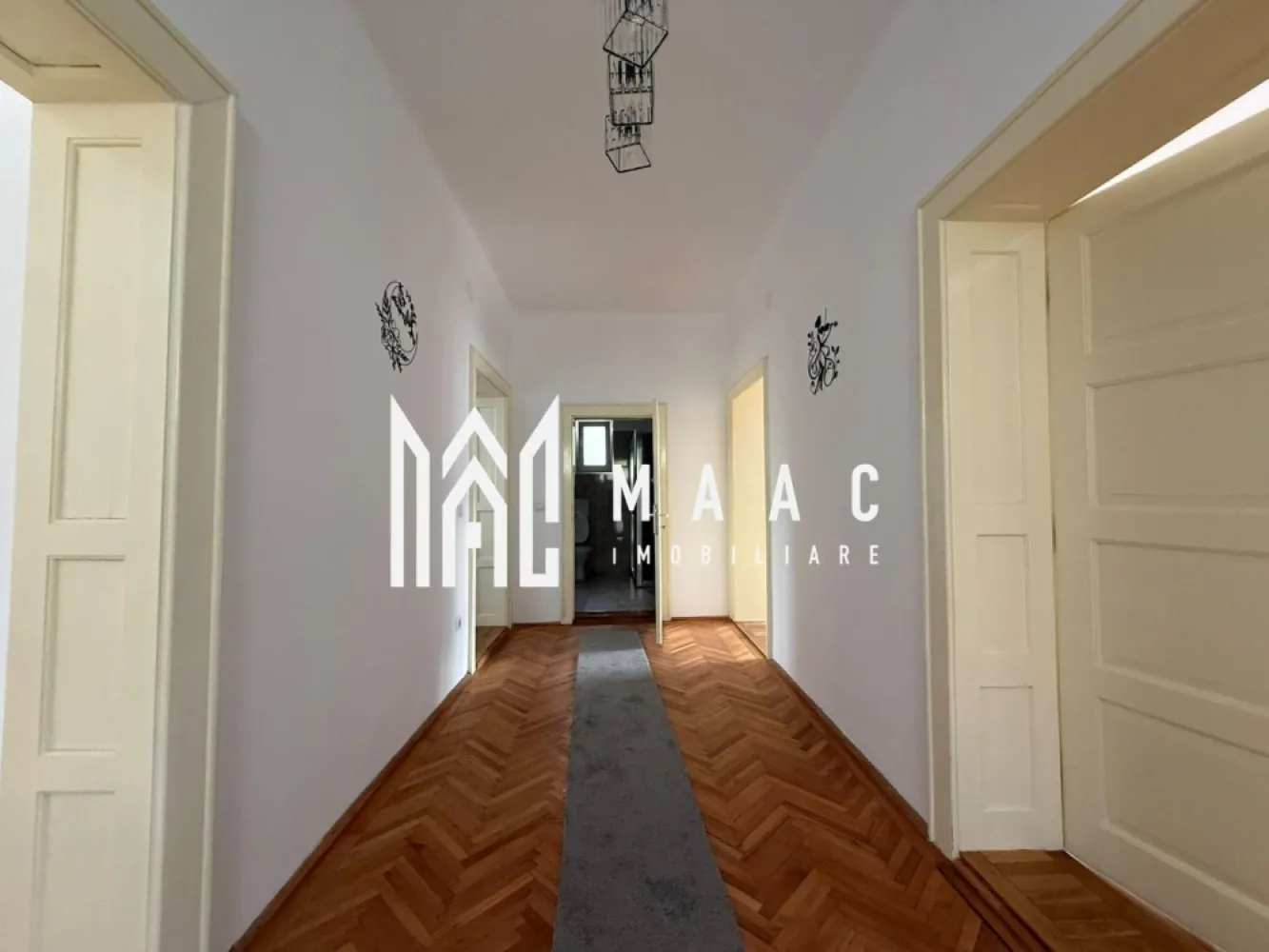 Spatiu birouri | Renovat | Garaj | Gradina | C. Dumbravii - MAAC IMOBILIARE aduce in atentia dumneavoastra, spre inchiriere, o casa individuala, renovata, construita pe un singur nivel, amplasata in zona Calea Dumbravii. Proprietatea este compusa din: Demisol: pivnita generoasa cu aerisire naturala, baie cu geam si hol. Parter inalt: 3 camere, bucatarie complet mobilata si utilata cu acces in podul amenajat si izolat (care este desfasurat pe toata suprafata casei) , baie cu geam de aerisire, hol si acces pe terasa cu priveliste in gradina proprie. Se pot parca 6 masini (1 in garaj, 3 in fata garajului si 2 in fata casei). De asemenea, in spatele garajului se regaseste o magazie pentru depozitare. Instalatiile sanitare, electrice si termice au fost schimbate. Casa are 2 cai de acces si compartimentarea este echilibrata. La cerere se poate mobila conform necesitatilor. Zona este superba, aflandu-se la cateva minute de mers pe jos de parcul Sub Arini, centre de invatamant, medicale, comerciale si de asemenea, este foarte aproape de centrul orasului. Se percepe garantie in cuantumul unei chirii lunare. Se inchiriaza pe minim 12 luni. Se preteaza ca si rezidenta sau spatiu de birouri. Pentru mai multe detalii precizati telefonic ca ati vazut anuntul cu ID: CP2803008