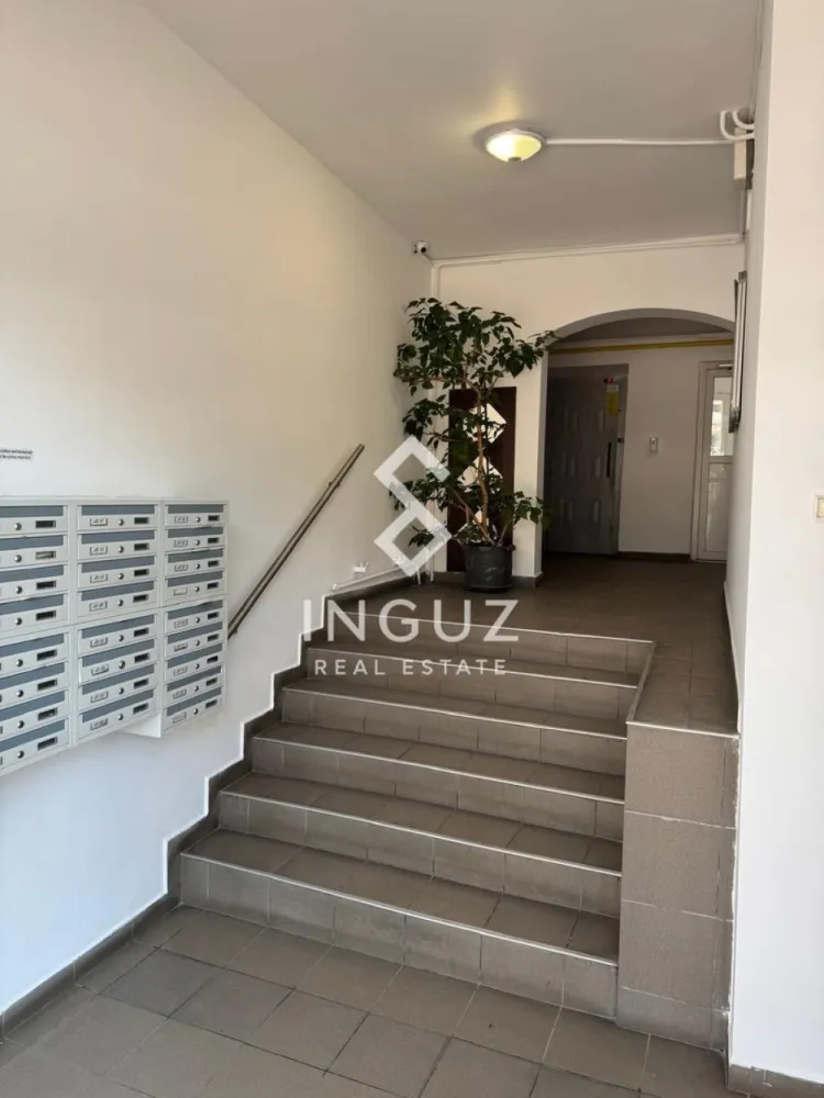 Apartament de închiriat | Camera de Comerț – Splaiul Unirii | Garsonie - Apartament de închiriat | Camera de Comerț – Splaiul Unirii | Garsonieră

Preț: 650 € / lună
Comision: 50%

Detalii:

Garsonieră (decomandată)
42 mp
Parter
Bloc: 1990–2000
Complet mobilată și utilată

Descriere:

Garsonieră spațioasă și bine compartimentată, situată în zona Camera de Comerț – Splaiul Unirii, într-un bloc solid, la parter. Apartamentul este complet mobilat și utilat, oferind un spațiu confortabil și practic, ideal pentru închiriere pe termen lung.

Locație excelentă, cu acces rapid către zona Unirii și centrul orașului. În apropiere se află stații de metrou, mijloace de transport în comun, supermarketuri, restaurante și alte facilități zilnice.

Proprietatea este disponibilă și pentru vânzare, fiind o oportunitate bună atât pentru locuit, cât și pentru investiție.

Disponibil: imediat

Contact:
Inguz Real Estate
+40 774 017 567