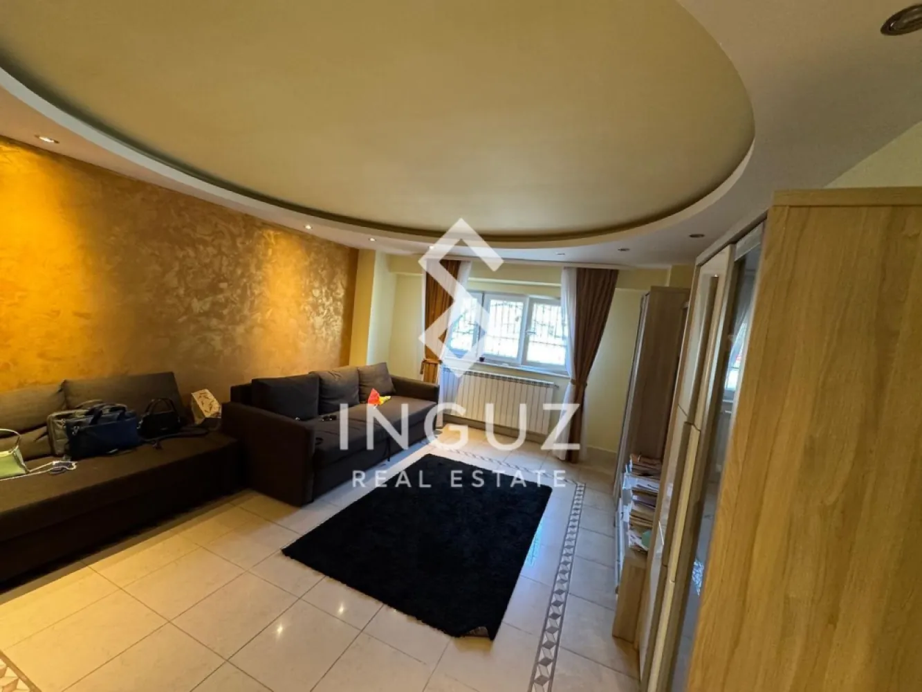 Apartament de închiriat | Camera de Comerț – Splaiul Unirii | Garsonie - Apartament de închiriat | Camera de Comerț – Splaiul Unirii | Garsonieră

Preț: 650 € / lună
Comision: 50%

Detalii:

Garsonieră (decomandată)
42 mp
Parter
Bloc: 1990–2000
Complet mobilată și utilată

Descriere:

Garsonieră spațioasă și bine compartimentată, situată în zona Camera de Comerț – Splaiul Unirii, într-un bloc solid, la parter. Apartamentul este complet mobilat și utilat, oferind un spațiu confortabil și practic, ideal pentru închiriere pe termen lung.

Locație excelentă, cu acces rapid către zona Unirii și centrul orașului. În apropiere se află stații de metrou, mijloace de transport în comun, supermarketuri, restaurante și alte facilități zilnice.

Proprietatea este disponibilă și pentru vânzare, fiind o oportunitate bună atât pentru locuit, cât și pentru investiție.

Disponibil: imediat

Contact:
Inguz Real Estate
+40 774 017 567