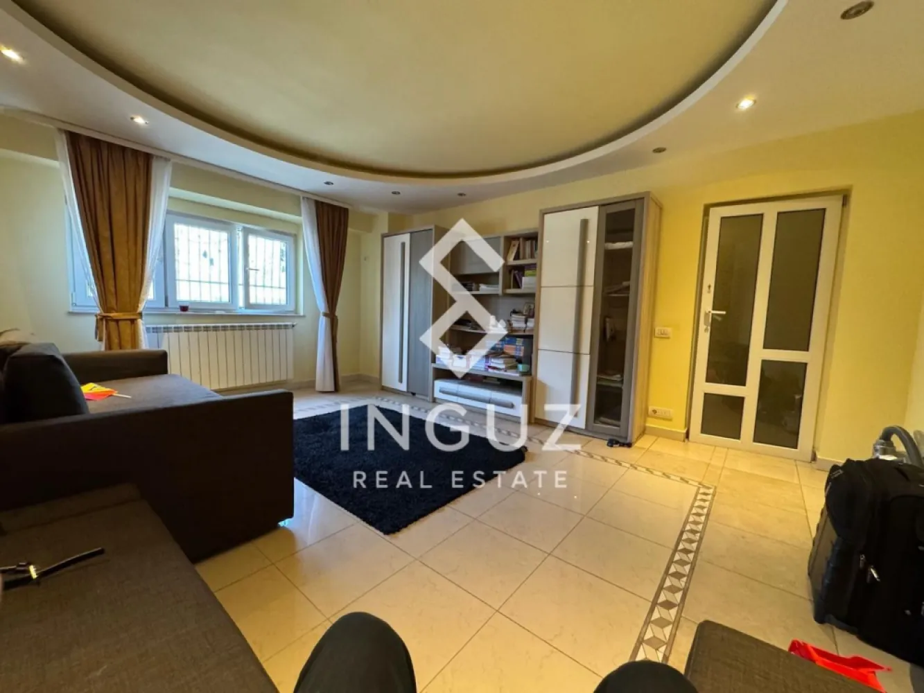 Apartament de închiriat | Camera de Comerț – Splaiul Unirii | Garsonie - Apartament de închiriat | Camera de Comerț – Splaiul Unirii | Garsonieră

Preț: 650 € / lună
Comision: 50%

Detalii:

Garsonieră (decomandată)
42 mp
Parter
Bloc: 1990–2000
Complet mobilată și utilată

Descriere:

Garsonieră spațioasă și bine compartimentată, situată în zona Camera de Comerț – Splaiul Unirii, într-un bloc solid, la parter. Apartamentul este complet mobilat și utilat, oferind un spațiu confortabil și practic, ideal pentru închiriere pe termen lung.

Locație excelentă, cu acces rapid către zona Unirii și centrul orașului. În apropiere se află stații de metrou, mijloace de transport în comun, supermarketuri, restaurante și alte facilități zilnice.

Proprietatea este disponibilă și pentru vânzare, fiind o oportunitate bună atât pentru locuit, cât și pentru investiție.

Disponibil: imediat

Contact:
Inguz Real Estate
+40 774 017 567