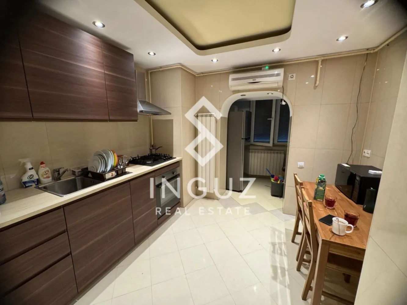 Apartament de închiriat | Camera de Comerț – Splaiul Unirii | Garsonie - Apartament de închiriat | Camera de Comerț – Splaiul Unirii | Garsonieră

Preț: 650 € / lună
Comision: 50%

Detalii:

Garsonieră (decomandată)
42 mp
Parter
Bloc: 1990–2000
Complet mobilată și utilată

Descriere:

Garsonieră spațioasă și bine compartimentată, situată în zona Camera de Comerț – Splaiul Unirii, într-un bloc solid, la parter. Apartamentul este complet mobilat și utilat, oferind un spațiu confortabil și practic, ideal pentru închiriere pe termen lung.

Locație excelentă, cu acces rapid către zona Unirii și centrul orașului. În apropiere se află stații de metrou, mijloace de transport în comun, supermarketuri, restaurante și alte facilități zilnice.

Proprietatea este disponibilă și pentru vânzare, fiind o oportunitate bună atât pentru locuit, cât și pentru investiție.

Disponibil: imediat

Contact:
Inguz Real Estate
+40 774 017 567