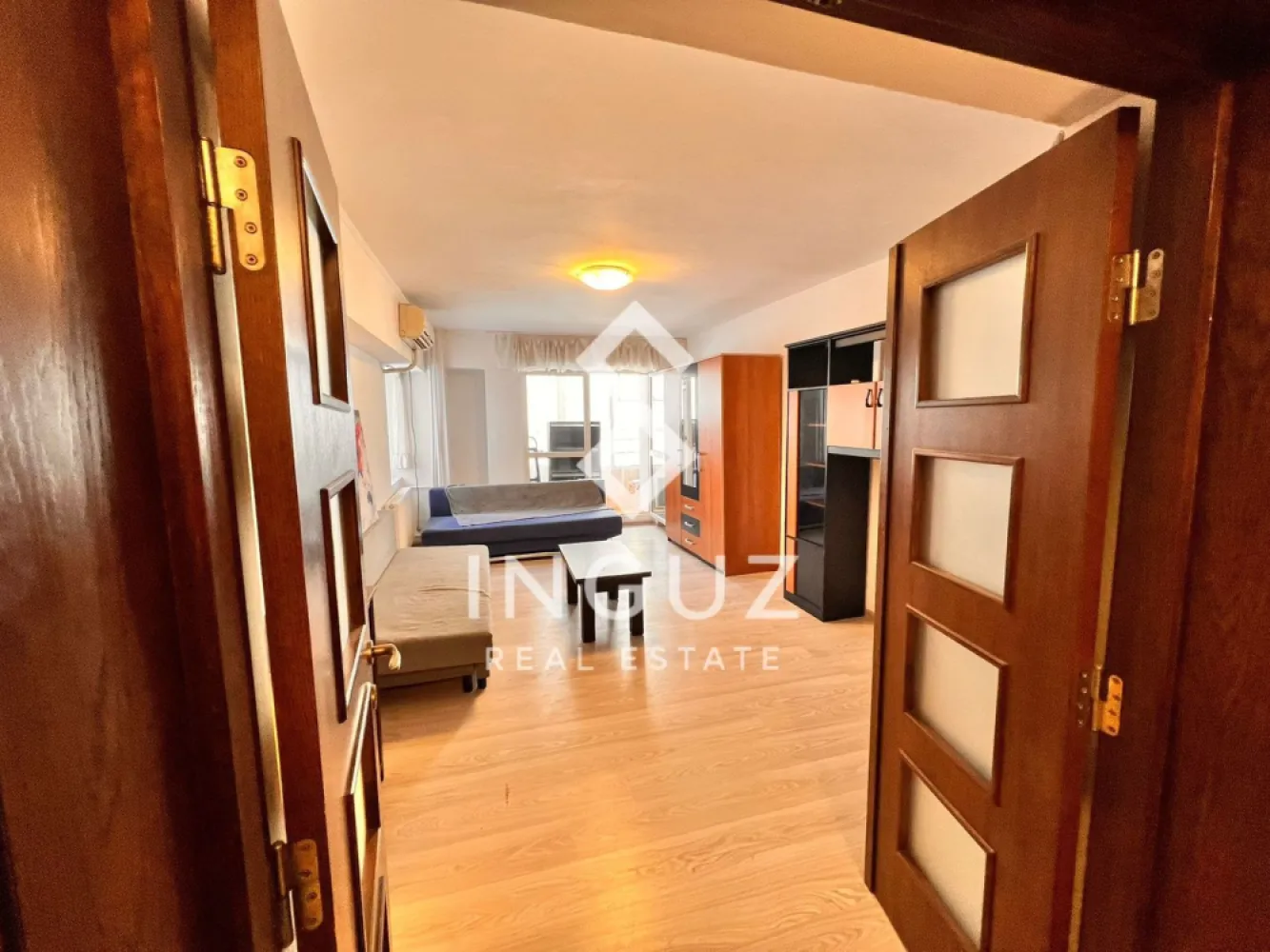 Apartament 2 camere de închiriat – Nerva Traian 15 | Sector 3 | Bucure - Apartament 2 camere de închiriat – Nerva Traian 15 | Sector 3 | București

Apartament spațios și luminos, situat într-una dintre cele mai bine conectate zone din București – Nerva Traian. Ideal pentru locuire confortabilă, inclusiv pentru clienți străini.

Detalii proprietate:
• 2 camere
• Suprafață: 67 mp
• Etaj: 4
• Compartimentare: decomandat
• Complet mobilat și utilat
• Disponibil imediat

Avantaje:
• Living generos cu lumină naturală
• Dormitor liniștit și confortabil
• Bucătărie complet echipată
• Baie modernă
• Vedere pe spate – liniște și intimitate

Dotări:
• Aer condiționat
• Încălzire centralizată
• Balcon
• Toate utilitățile incluse

Localizare excelentă:
• Aproape de Unirii Mall și Vitan Mall
• Acces rapid către Tineretului
• Metrou, autobuz și tramvai la câteva minute
• Restaurante, cafenele și supermarketuri în zonă
• Zonă sigură și potrivită pentru locuit

Condiții:
• Preț: 570 € / lună
• Comision: 50%
• Potrivit pentru expați
