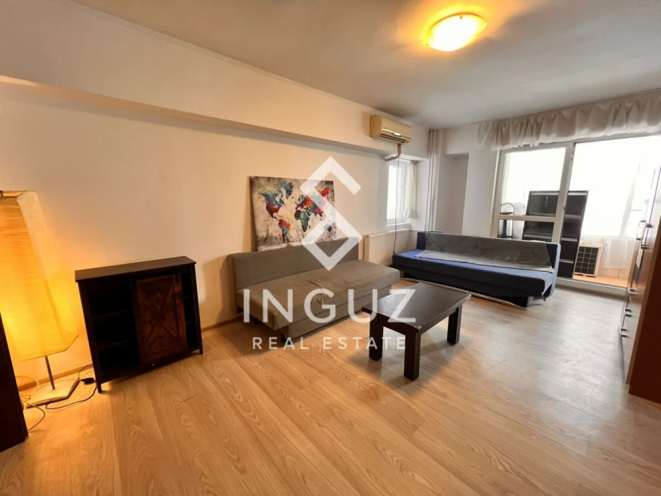 Apartament 2 camere de închiriat – Nerva Traian 15 | Sector 3 | Bucure - Apartament 2 camere de închiriat – Nerva Traian 15 | Sector 3 | București

Apartament spațios și luminos, situat într-una dintre cele mai bine conectate zone din București – Nerva Traian. Ideal pentru locuire confortabilă, inclusiv pentru clienți străini.

Detalii proprietate:
• 2 camere
• Suprafață: 67 mp
• Etaj: 4
• Compartimentare: decomandat
• Complet mobilat și utilat
• Disponibil imediat

Avantaje:
• Living generos cu lumină naturală
• Dormitor liniștit și confortabil
• Bucătărie complet echipată
• Baie modernă
• Vedere pe spate – liniște și intimitate

Dotări:
• Aer condiționat
• Încălzire centralizată
• Balcon
• Toate utilitățile incluse

Localizare excelentă:
• Aproape de Unirii Mall și Vitan Mall
• Acces rapid către Tineretului
• Metrou, autobuz și tramvai la câteva minute
• Restaurante, cafenele și supermarketuri în zonă
• Zonă sigură și potrivită pentru locuit

Condiții:
• Preț: 570 € / lună
• Comision: 50%
• Potrivit pentru expați