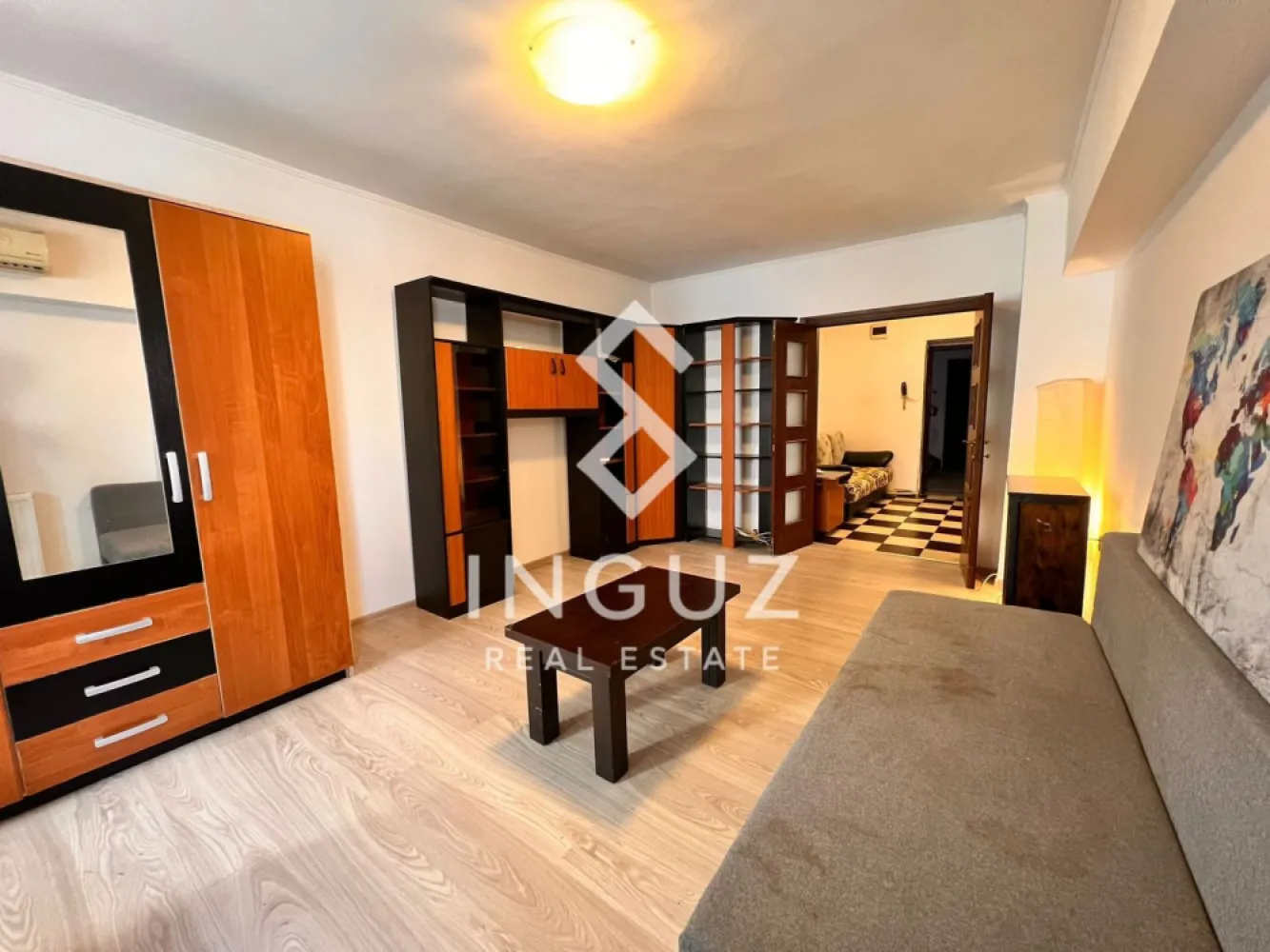 Apartament 2 camere de închiriat – Nerva Traian 15 | Sector 3 | Bucure - Apartament 2 camere de închiriat – Nerva Traian 15 | Sector 3 | București

Apartament spațios și luminos, situat într-una dintre cele mai bine conectate zone din București – Nerva Traian. Ideal pentru locuire confortabilă, inclusiv pentru clienți străini.

Detalii proprietate:
• 2 camere
• Suprafață: 67 mp
• Etaj: 4
• Compartimentare: decomandat
• Complet mobilat și utilat
• Disponibil imediat

Avantaje:
• Living generos cu lumină naturală
• Dormitor liniștit și confortabil
• Bucătărie complet echipată
• Baie modernă
• Vedere pe spate – liniște și intimitate

Dotări:
• Aer condiționat
• Încălzire centralizată
• Balcon
• Toate utilitățile incluse

Localizare excelentă:
• Aproape de Unirii Mall și Vitan Mall
• Acces rapid către Tineretului
• Metrou, autobuz și tramvai la câteva minute
• Restaurante, cafenele și supermarketuri în zonă
• Zonă sigură și potrivită pentru locuit

Condiții:
• Preț: 570 € / lună
• Comision: 50%
• Potrivit pentru expați