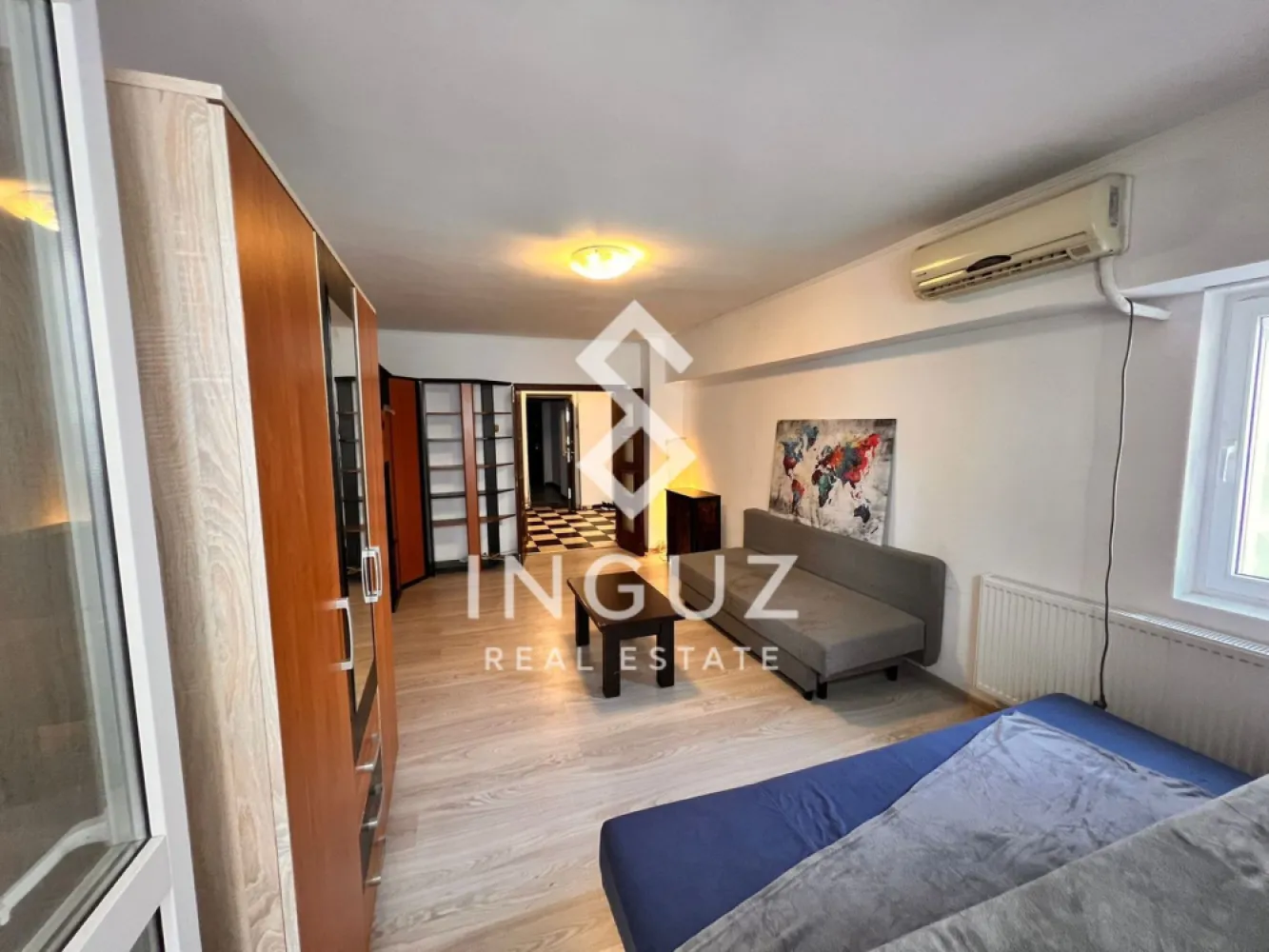 Apartament 2 camere de închiriat – Nerva Traian 15 | Sector 3 | Bucure - Apartament 2 camere de închiriat – Nerva Traian 15 | Sector 3 | București

Apartament spațios și luminos, situat într-una dintre cele mai bine conectate zone din București – Nerva Traian. Ideal pentru locuire confortabilă, inclusiv pentru clienți străini.

Detalii proprietate:
• 2 camere
• Suprafață: 67 mp
• Etaj: 4
• Compartimentare: decomandat
• Complet mobilat și utilat
• Disponibil imediat

Avantaje:
• Living generos cu lumină naturală
• Dormitor liniștit și confortabil
• Bucătărie complet echipată
• Baie modernă
• Vedere pe spate – liniște și intimitate

Dotări:
• Aer condiționat
• Încălzire centralizată
• Balcon
• Toate utilitățile incluse

Localizare excelentă:
• Aproape de Unirii Mall și Vitan Mall
• Acces rapid către Tineretului
• Metrou, autobuz și tramvai la câteva minute
• Restaurante, cafenele și supermarketuri în zonă
• Zonă sigură și potrivită pentru locuit

Condiții:
• Preț: 570 € / lună
• Comision: 50%
• Potrivit pentru expați