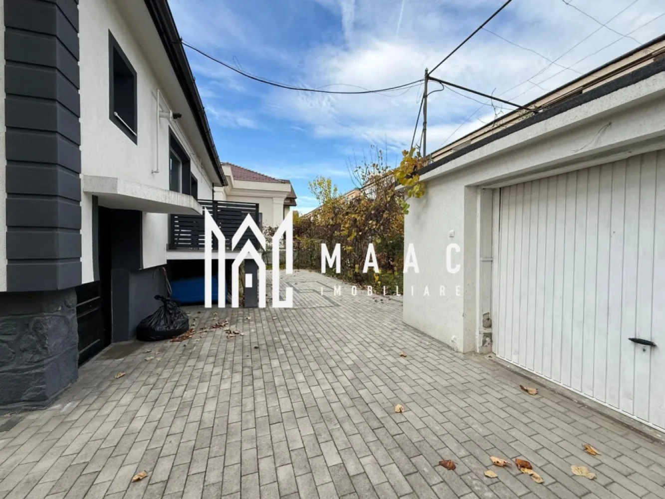 Spatiu birouri | Renovat | Garaj | Gradina | C. Dumbravii - MAAC IMOBILIARE aduce in atentia dumneavoastra, spre inchiriere, o casa individuala, renovata, construita pe un singur nivel, amplasata in zona Calea Dumbravii. Proprietatea este compusa din: Demisol: pivnita generoasa cu aerisire naturala, baie cu geam si hol. Parter inalt: 3 camere, bucatarie complet mobilata si utilata cu acces in podul amenajat si izolat (care este desfasurat pe toata suprafata casei) , baie cu geam de aerisire, hol si acces pe terasa cu priveliste in gradina proprie. Se pot parca 6 masini (1 in garaj, 3 in fata garajului si 2 in fata casei). De asemenea, in spatele garajului se regaseste o magazie pentru depozitare. Instalatiile sanitare, electrice si termice au fost schimbate. Casa are 2 cai de acces si compartimentarea este echilibrata. La cerere se poate mobila conform necesitatilor. Zona este superba, aflandu-se la cateva minute de mers pe jos de parcul Sub Arini, centre de invatamant, medicale, comerciale si de asemenea, este foarte aproape de centrul orasului. Se percepe garantie in cuantumul unei chirii lunare. Se inchiriaza pe minim 12 luni. Se preteaza ca si rezidenta sau spatiu de birouri. Pentru mai multe detalii precizati telefonic ca ati vazut anuntul cu ID: CP2803008