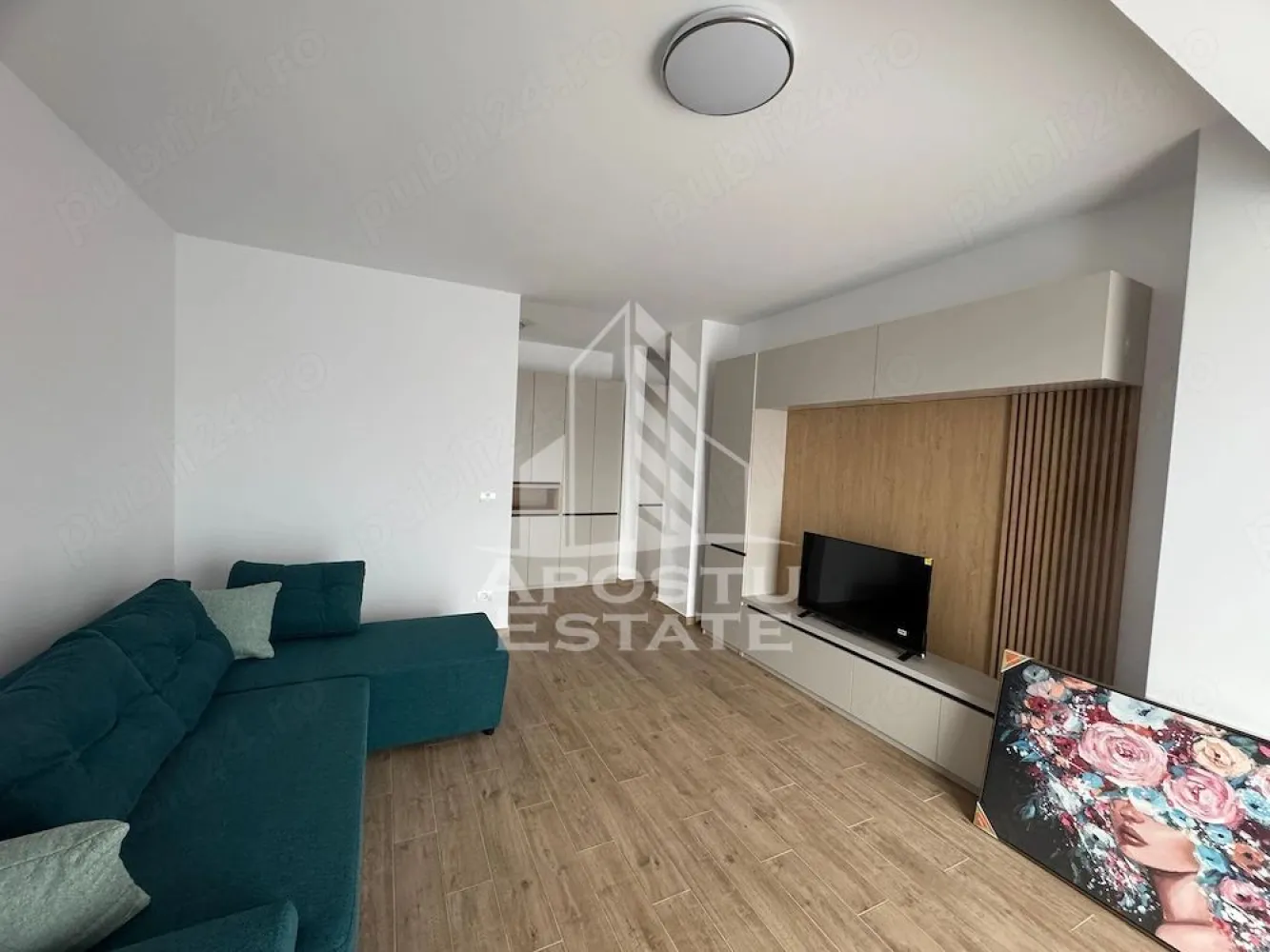 Apartament cu 2 camere de inchiriat, Dumbravita, Timisoara - Agentia imobiliara APOSTU ESTATE va propune spre inchiriere un apartament cu 2 camere spatios si luminos, situat in Dumbravita, o zona linistita si bine pozitionata, potrivit pentru cupluri, familii sau studenti care isi doresc o locuinta unde sa se simta confortabil si cu acces facil catre scoli, facultati, statii de autobuz si magazine.

Suprafata utila: 52 mp
Compartimentare eficienta:
- Hol de acces
- Bucatarie inchisa, complet mobilata si utilata, cu loc de luat masa
- Baie prevazuta cu cada si ventilatie artificiala
- Dormitor cu pat matrimonial
- Balcon

Confort si facilitati:
- Centrala proprie cu incalzire in pardoseala
- Loc de parcare inclus in pret
- Dressing
- Aer conditionat
- Apartamentul este complet mobilat si utilat de catre proprietar

Localizare: zona Dumbravita, in apropiere de Kaufland, Mega Image, Auchan, restaurante si mijloace de transport in comun

Ideal pentru:
- Cupluri
- Familii
- Studenti

Pret chirie: 430€
Programeaza o vizionare pentru a-ti putea imagina viitorul aici!
ID intern: CP3162354