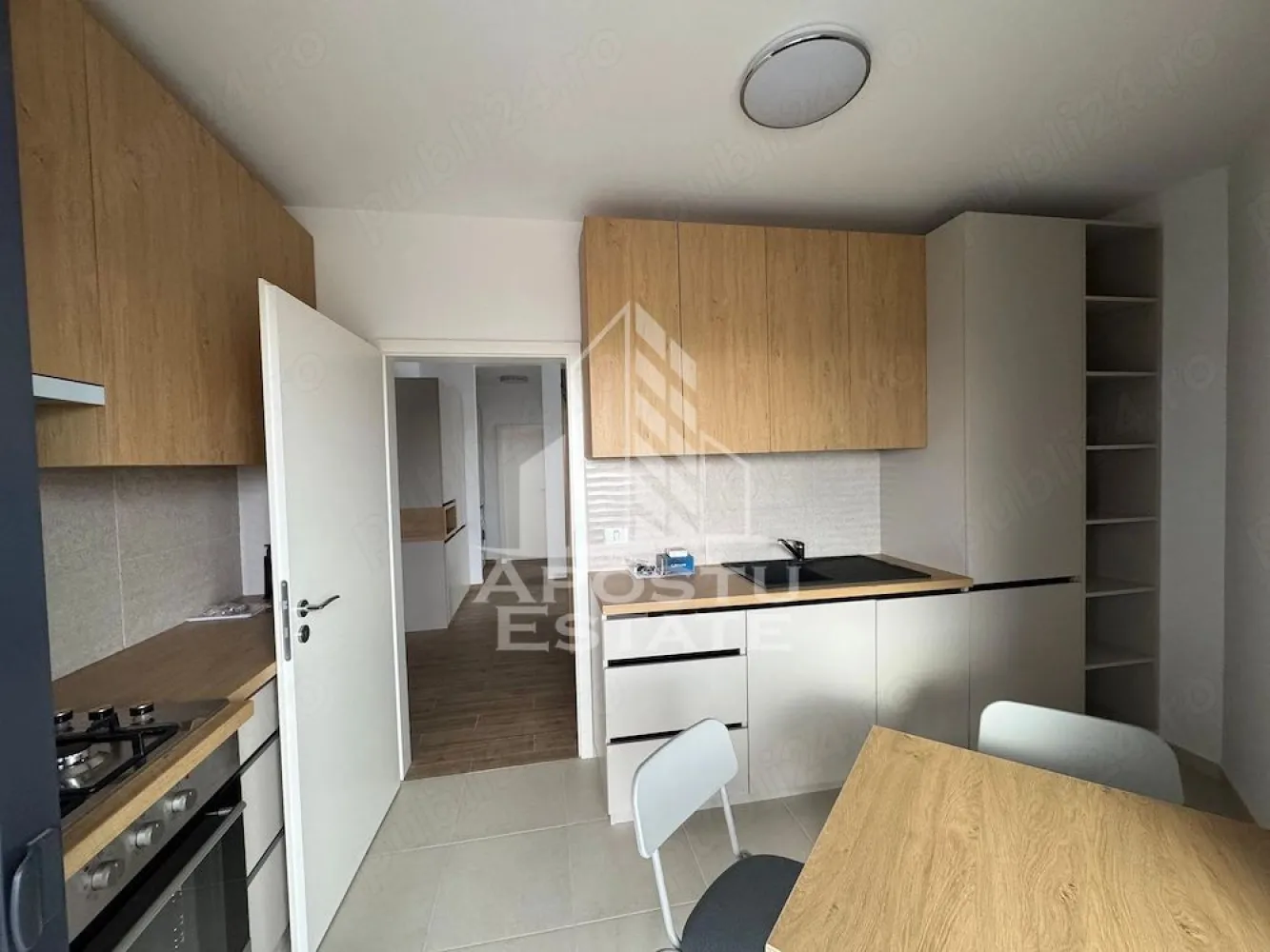 Apartament cu 2 camere de inchiriat, Dumbravita, Timisoara - Agentia imobiliara APOSTU ESTATE va propune spre inchiriere un apartament cu 2 camere spatios si luminos, situat in Dumbravita, o zona linistita si bine pozitionata, potrivit pentru cupluri, familii sau studenti care isi doresc o locuinta unde sa se simta confortabil si cu acces facil catre scoli, facultati, statii de autobuz si magazine.

Suprafata utila: 52 mp
Compartimentare eficienta:
- Hol de acces
- Bucatarie inchisa, complet mobilata si utilata, cu loc de luat masa
- Baie prevazuta cu cada si ventilatie artificiala
- Dormitor cu pat matrimonial
- Balcon

Confort si facilitati:
- Centrala proprie cu incalzire in pardoseala
- Loc de parcare inclus in pret
- Dressing
- Aer conditionat
- Apartamentul este complet mobilat si utilat de catre proprietar

Localizare: zona Dumbravita, in apropiere de Kaufland, Mega Image, Auchan, restaurante si mijloace de transport in comun

Ideal pentru:
- Cupluri
- Familii
- Studenti

Pret chirie: 430€
Programeaza o vizionare pentru a-ti putea imagina viitorul aici!
ID intern: CP3162354