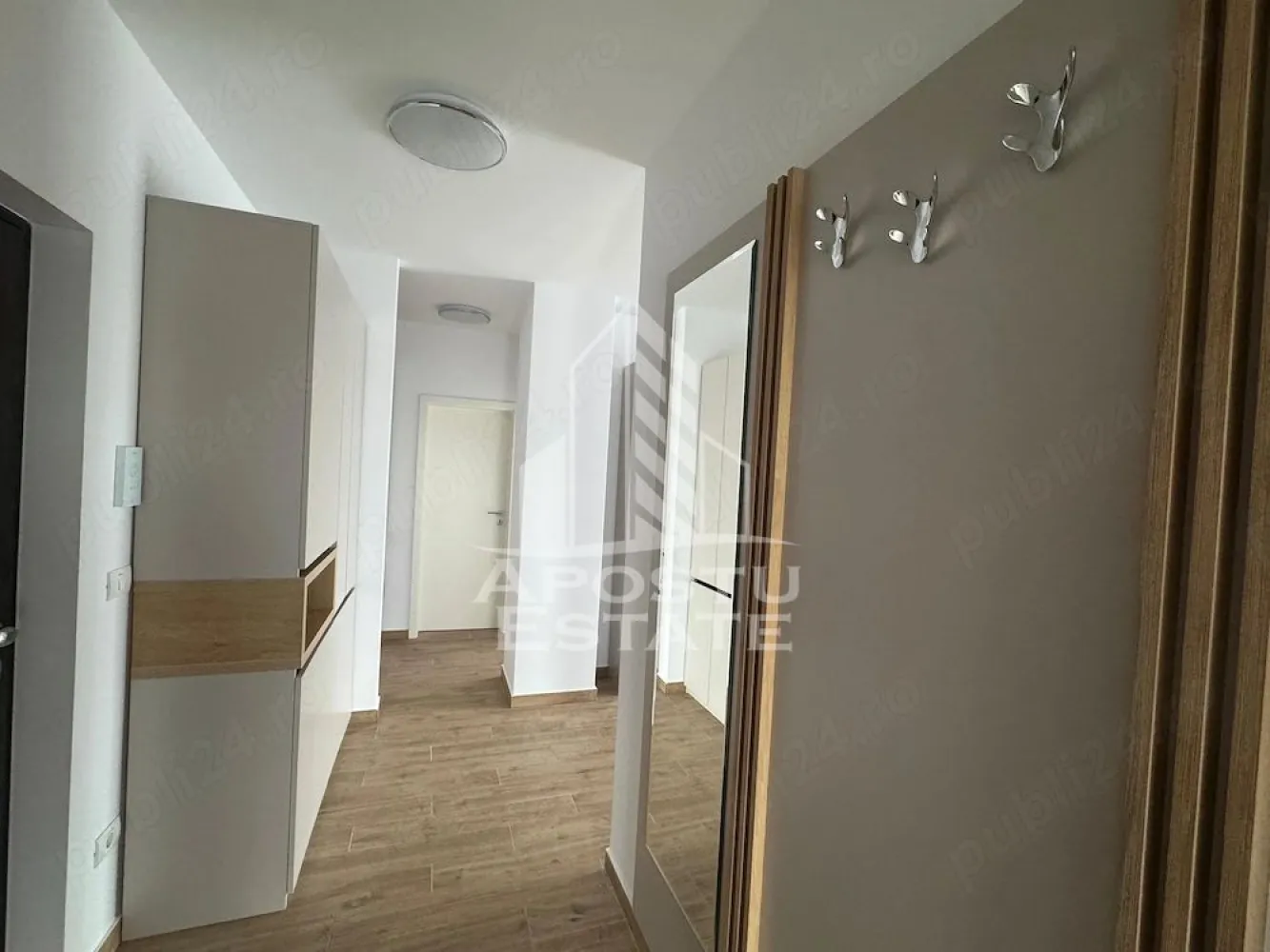 Apartament cu 2 camere de inchiriat, Dumbravita, Timisoara - Agentia imobiliara APOSTU ESTATE va propune spre inchiriere un apartament cu 2 camere spatios si luminos, situat in Dumbravita, o zona linistita si bine pozitionata, potrivit pentru cupluri, familii sau studenti care isi doresc o locuinta unde sa se simta confortabil si cu acces facil catre scoli, facultati, statii de autobuz si magazine.

Suprafata utila: 52 mp
Compartimentare eficienta:
- Hol de acces
- Bucatarie inchisa, complet mobilata si utilata, cu loc de luat masa
- Baie prevazuta cu cada si ventilatie artificiala
- Dormitor cu pat matrimonial
- Balcon

Confort si facilitati:
- Centrala proprie cu incalzire in pardoseala
- Loc de parcare inclus in pret
- Dressing
- Aer conditionat
- Apartamentul este complet mobilat si utilat de catre proprietar

Localizare: zona Dumbravita, in apropiere de Kaufland, Mega Image, Auchan, restaurante si mijloace de transport in comun

Ideal pentru:
- Cupluri
- Familii
- Studenti

Pret chirie: 430€
Programeaza o vizionare pentru a-ti putea imagina viitorul aici!
ID intern: CP3162354