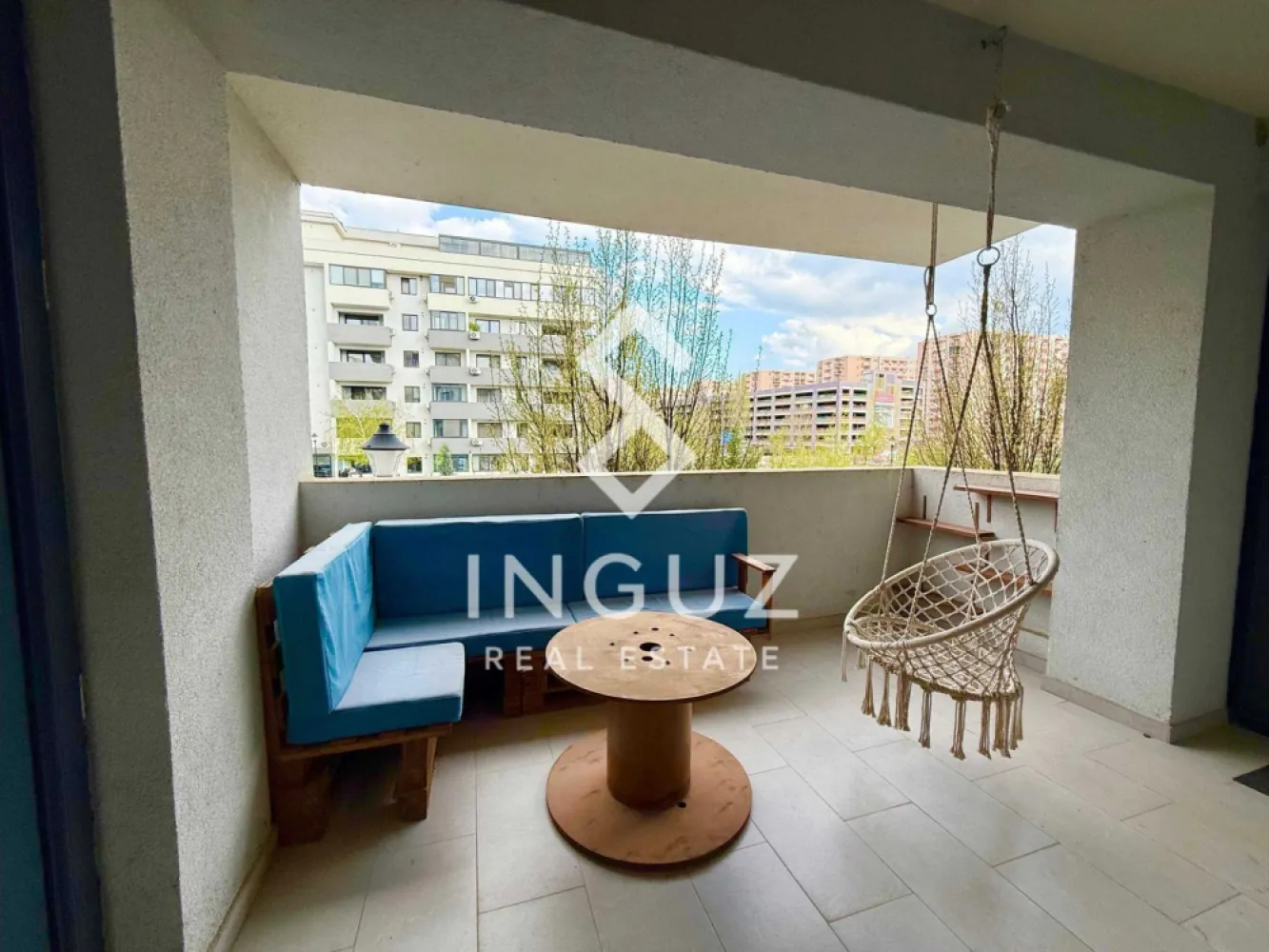 Apartament de închiriat | Theodor Pallady | 2 camere | Parcare | Prima - Apartament de închiriat | Theodor Pallady | 2 camere | Parcare | Prima închiriere

Preț: 600 € / lună
Comision: 50%

Detalii:

2 camere (decomandat)
60.5 mp utili / 75 mp total
Etaj: 1
Bloc: 2021
2 balcoane (~10 mp total)
Cămară (4.5 mp)
Complet mobilat și utilat
Loc de parcare inclus

Descriere:

Apartament modern de 2 camere, disponibil la prima închiriere, situat în zona Theodor Pallady, în complexul Romco Rezidențial. Apartamentul oferă un spațiu generos și bine compartimentat, cu bucătărie închisă complet mobilată și utilată (plită gaz, cuptor electric, frigider, mașină de spălat vase).

Dotat cu centrală proprie și încălzire în pardoseală, 2 aparate de aer condiționat, geamuri tripan, mașină de spălat și TV. Ideal pentru un stil de viață modern și confortabil.

Costuri:

Întreținere:
Utilități:

Zonă & acces:

~10 minute până la metrou Nicolae Teclu
Aproape de Kaufland, Lidl, IKEA, Auchan, Jumbo
Profi la intrarea în complex
Acces facil la transport public
Parc pentru copii în spatele blocului

Disponibil: imediat

Contact:
Inguz Real Estate
+40 774 017 567 / 0724922092