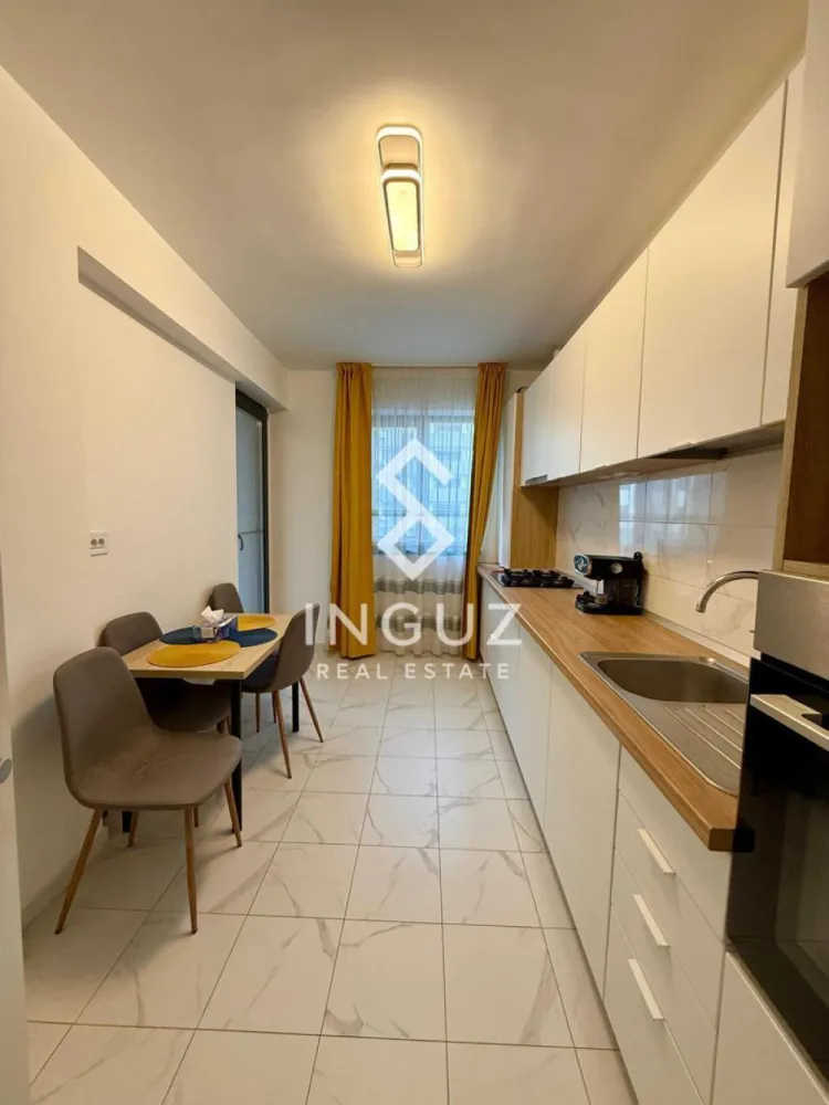 Apartament de închiriat | Theodor Pallady | 2 camere | Parcare | Prima - Apartament de închiriat | Theodor Pallady | 2 camere | Parcare | Prima închiriere

Preț: 600 € / lună
Comision: 50%

Detalii:

2 camere (decomandat)
60.5 mp utili / 75 mp total
Etaj: 1
Bloc: 2021
2 balcoane (~10 mp total)
Cămară (4.5 mp)
Complet mobilat și utilat
Loc de parcare inclus

Descriere:

Apartament modern de 2 camere, disponibil la prima închiriere, situat în zona Theodor Pallady, în complexul Romco Rezidențial. Apartamentul oferă un spațiu generos și bine compartimentat, cu bucătărie închisă complet mobilată și utilată (plită gaz, cuptor electric, frigider, mașină de spălat vase).

Dotat cu centrală proprie și încălzire în pardoseală, 2 aparate de aer condiționat, geamuri tripan, mașină de spălat și TV. Ideal pentru un stil de viață modern și confortabil.

Costuri:

Întreținere:
Utilități:

Zonă & acces:

~10 minute până la metrou Nicolae Teclu
Aproape de Kaufland, Lidl, IKEA, Auchan, Jumbo
Profi la intrarea în complex
Acces facil la transport public
Parc pentru copii în spatele blocului

Disponibil: imediat

Contact:
Inguz Real Estate
+40 774 017 567 / 0724922092