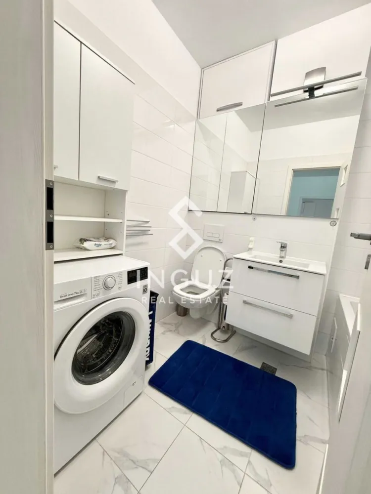 Apartament de închiriat | Theodor Pallady | 2 camere | Parcare | Prima - Apartament de închiriat | Theodor Pallady | 2 camere | Parcare | Prima închiriere

Preț: 600 € / lună
Comision: 50%

Detalii:

2 camere (decomandat)
60.5 mp utili / 75 mp total
Etaj: 1
Bloc: 2021
2 balcoane (~10 mp total)
Cămară (4.5 mp)
Complet mobilat și utilat
Loc de parcare inclus

Descriere:

Apartament modern de 2 camere, disponibil la prima închiriere, situat în zona Theodor Pallady, în complexul Romco Rezidențial. Apartamentul oferă un spațiu generos și bine compartimentat, cu bucătărie închisă complet mobilată și utilată (plită gaz, cuptor electric, frigider, mașină de spălat vase).

Dotat cu centrală proprie și încălzire în pardoseală, 2 aparate de aer condiționat, geamuri tripan, mașină de spălat și TV. Ideal pentru un stil de viață modern și confortabil.

Costuri:

Întreținere:
Utilități:

Zonă & acces:

~10 minute până la metrou Nicolae Teclu
Aproape de Kaufland, Lidl, IKEA, Auchan, Jumbo
Profi la intrarea în complex
Acces facil la transport public
Parc pentru copii în spatele blocului

Disponibil: imediat

Contact:
Inguz Real Estate
+40 774 017 567 / 0724922092