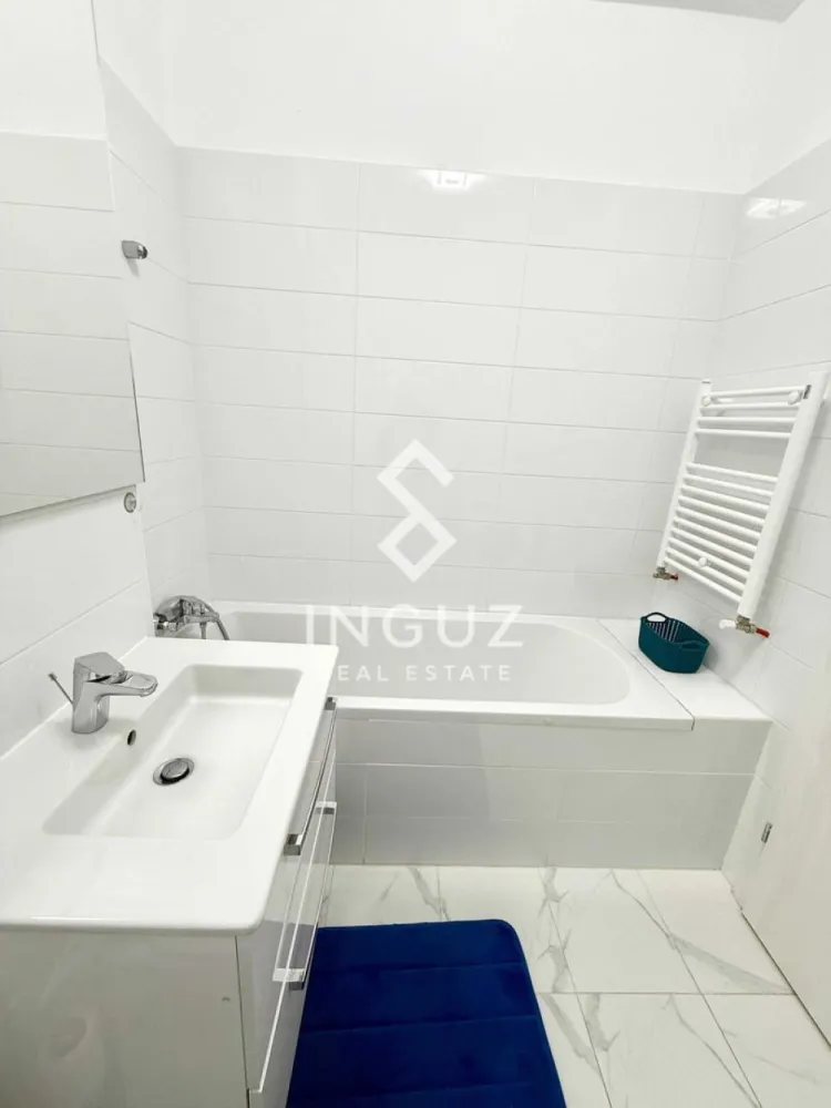 Apartament de închiriat | Theodor Pallady | 2 camere | Parcare | Prima - Apartament de închiriat | Theodor Pallady | 2 camere | Parcare | Prima închiriere

Preț: 600 € / lună
Comision: 50%

Detalii:

2 camere (decomandat)
60.5 mp utili / 75 mp total
Etaj: 1
Bloc: 2021
2 balcoane (~10 mp total)
Cămară (4.5 mp)
Complet mobilat și utilat
Loc de parcare inclus

Descriere:

Apartament modern de 2 camere, disponibil la prima închiriere, situat în zona Theodor Pallady, în complexul Romco Rezidențial. Apartamentul oferă un spațiu generos și bine compartimentat, cu bucătărie închisă complet mobilată și utilată (plită gaz, cuptor electric, frigider, mașină de spălat vase).

Dotat cu centrală proprie și încălzire în pardoseală, 2 aparate de aer condiționat, geamuri tripan, mașină de spălat și TV. Ideal pentru un stil de viață modern și confortabil.

Costuri:

Întreținere:
Utilități:

Zonă & acces:

~10 minute până la metrou Nicolae Teclu
Aproape de Kaufland, Lidl, IKEA, Auchan, Jumbo
Profi la intrarea în complex
Acces facil la transport public
Parc pentru copii în spatele blocului

Disponibil: imediat

Contact:
Inguz Real Estate
+40 774 017 567 / 0724922092