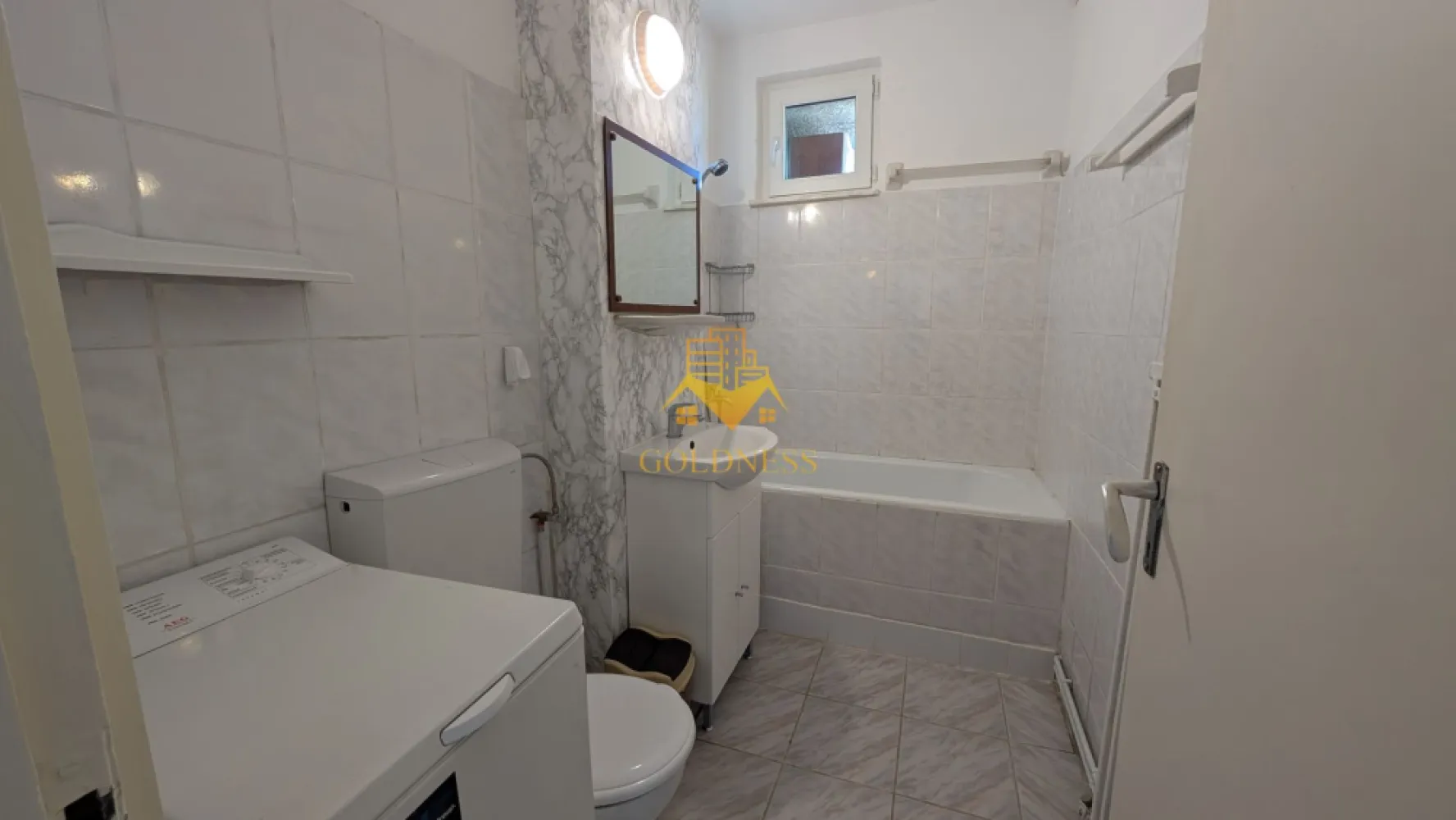 2 camere, modern, Gheorgheni Zona Titulescu, Interservina, Iulius Mall - GOLDNESS Imobiliare vă propune spre închiriere un apartament cu 2 camere complet mobilat și utilat, la etajul 4 într-un imobil de 4 etaje, în Cartierul Gheorgheni.
Posibilitate de parcare in zona!
Se află în apropierea stațiilor de transport în comun, magazine, restaurante, spații verzi, farmacii, etc. 

Apartamentul este compartimentat astfel:
 - dormitor cu pat matrimonial, dressing, noptiere
 - living cu canapea extensibila, spatiu pentru depozitare, masuta pentru cafea
 - bucatarie complet mobilata, utilata, loc de luat masa
 - baie cu cada, calorifer port prosop și dulap pentru depozitare.
 - balcon de 6 mp

Imobilul este dotat cu toate cele necesare- centrală proprie, frigider, aragaz, hotă, mașină de spălat haine, etc. 

Dacă sunteți interesați de acest apartament și doriți să îl vizionați, dar și pentru alte oferte nu ezitați să ne contactați telefonic sau prin e-mail. Vă stăm la dispoziție!
Pentru intermediere se percepe un comision de 50% din prețul chiriei!