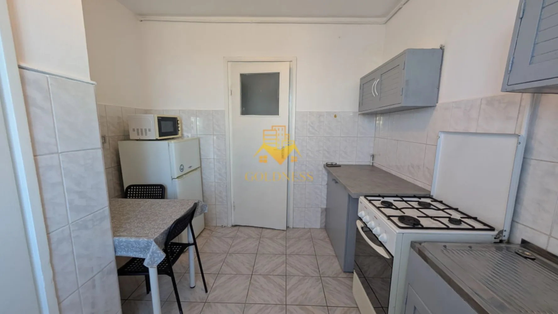 2 camere, modern, Gheorgheni Zona Titulescu, Interservina, Iulius Mall - GOLDNESS Imobiliare vă propune spre închiriere un apartament cu 2 camere complet mobilat și utilat, la etajul 4 într-un imobil de 4 etaje, în Cartierul Gheorgheni.
Posibilitate de parcare in zona!
Se află în apropierea stațiilor de transport în comun, magazine, restaurante, spații verzi, farmacii, etc. 

Apartamentul este compartimentat astfel:
 - dormitor cu pat matrimonial, dressing, noptiere
 - living cu canapea extensibila, spatiu pentru depozitare, masuta pentru cafea
 - bucatarie complet mobilata, utilata, loc de luat masa
 - baie cu cada, calorifer port prosop și dulap pentru depozitare.
 - balcon de 6 mp

Imobilul este dotat cu toate cele necesare- centrală proprie, frigider, aragaz, hotă, mașină de spălat haine, etc. 

Dacă sunteți interesați de acest apartament și doriți să îl vizionați, dar și pentru alte oferte nu ezitați să ne contactați telefonic sau prin e-mail. Vă stăm la dispoziție!
Pentru intermediere se percepe un comision de 50% din prețul chiriei!