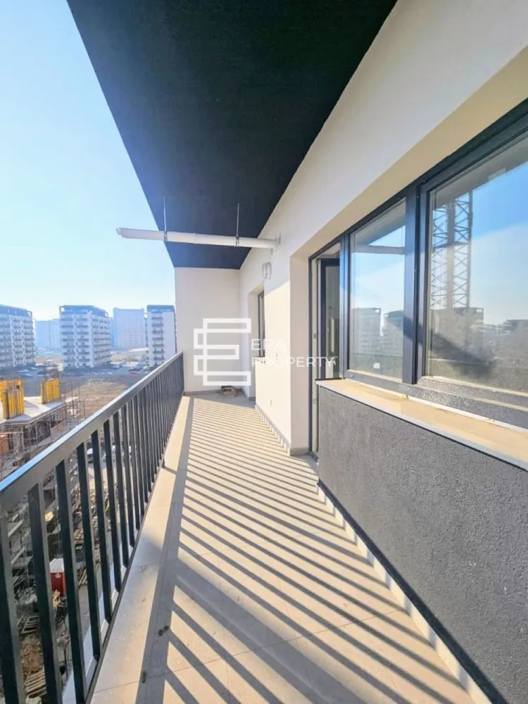 Apartament 2 camere LA ALB-Doamna Stanca/Selimbar - Apartament 2 camere LA ALB-Doamna Stanca/Selimbar

***COMISION 0***

-Situat la etajul intermediar al unui imobil cu regim de înălțime P+6E, prevazut cu lift, în Selimbar zona Doamna Stanca fiind aproape de centrul comercial Shopping City, magazinul Dedeman/ Mega Image, Lidl., statii de autobuz, gradinite, scoli.
Apartamentul se desfășoară pe o suprafață utilă de 49 mp, plus un balcon de 10.83mp, fiind conceput pentru a oferi confort și funcționalitate. 
-Compartimentarea include un hol de 2.49 mp, living și bucătărie open space in suprafata de 29,61 mp, un dormitor de 12, 03 mp și o baie de 4,51 mp, balcon de 10.83 cu acces din living si dormitor.
-Proiectul este gândit să răspundă nevoilor unei vieți moderne, cu un design excelent pentru a maximiza utilitatea fiecărui spațiu.
- Apartamentul va fi livrat la stadiul de ALB având dotări precum:
*Centrală proprie în condensație
*Calorifere din oțel
*Tâmplăria PVC Salamander, cu 6 camere, va fi de culoare gri la exterior și alb la interior, asigurând izolație termică și fonică de calitate.
*Usa metalica la intrare.

În plus, apartamentul beneficiază de un loc de parcare inclus, oferind un plus de confort și accesibilitate. Ideal pentru tineri sau familii, acest apartament este pregătit să devină acasă!
Mod de plata agreat: cash/credit bancar.

Pr:et: 97 500 euro tva inclus - La Alb
 103700 euro tva inclus - La Cheie

Ansamblul cuprinde în prima etapă 3 blocuri care vor avea un regim de înălțime de P+6 etaje, cu doar 4 apartamente pe palier și spații comerciale la parter. Locuințele care compun ansamblul, sunt structurate în apartamente de 2 camere, 3 camere și 2 tipuri de 4 camere. Toate apartamentele sunt bine proporționate, compartimentate excelent pentru o viață modernă, pregătite și gândite în așa fel încât, fiecare spațiu să fie util vieții cotidiene.
