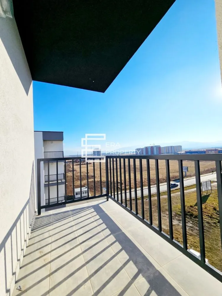 Apartament 3 camere intabulat LA CHEIE-Doamna Stanca/Selimbar - Apartament 3 camere intabulat LA CHEIE-Doamna Stanca/Selimbar

***COMISION 0***

-Situat la etajul 6 al unui imobil cu regim de înălțime P+6E, prevazut cu lift, în Selimbar zona Doamna Stanca fiind aproape de centrul comercial Shopping City, magazinul Dedeman/ Mega Image, Lidl., statii de autobuz, gradinite, scoli.
Apartamentul se desfășoară pe o suprafață utilă de 65,45 mp, plus un balcon de 3,6 mp, fiind conceput pentru a oferi confort și funcționalitate. 
-Compartimentarea include un spațiu comun living și bucătărie cu suprafața de 37 mp, un birou de 10,1 mp, un dormitor de 12,1 mp și o baie cu suprafața de 6,6 mp, un balcon cu suprafața de 3,6 mp.
-Proiectul este gândit să răspundă nevoilor unei vieți moderne, cu un design excelent pentru a maximiza utilitatea fiecărui spațiu.
- Apartamentul va fi livrat la stadiul de cheie, având dotări precum:
*Centrală proprie în condensație
*Calorifere din oțel
*Parchet
*Gresie și faianță
*Uși interioare
*Obiecte sanitare în baie
*Tâmplăria PVC Salamander, cu 6 camere, va fi de culoare gri la exterior și alb la interior, asigurând izolație termică și fonică de calitate.
În plus, apartamentul beneficiază de un loc de parcare inclus, oferind un plus de confort și accesibilitate. Ideal pentru tineri sau familii, acest apartament este pregătit să devină acasă!
Mod de plata agreat: cash/credit bancar.

Pr:et: 124 400euro- tva inlcus de 21%
Tel: 0772 298 572

Ansamblul cuprinde în prima etapă 3 blocuri care vor avea un regim de înălțime de P+6 etaje, cu doar 4 apartamente pe palier și spații comerciale la parter. Locuințele care compun ansamblul, sunt structurate în apartamente de 2 camere, 3 camere și 2 tipuri de 4 camere. Toate apartamentele sunt bine proporționate, compartimentate excelent pentru o viață modernă, pregătite și gândite în așa fel încât, fiecare spațiu să fie util vieții cotidiene.