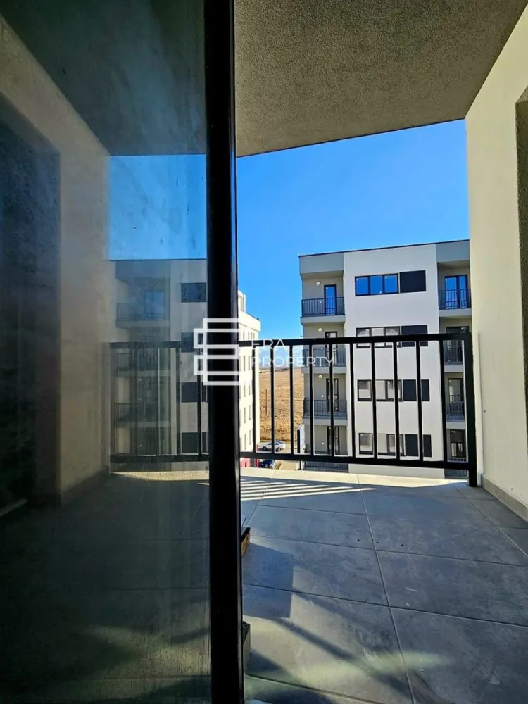 Apartament 3 camere intabulat LA CHEIE-Doamna Stanca/Selimbar - Apartament 3 camere intabulat LA CHEIE-Doamna Stanca/Selimbar

***COMISION 0***

-Situat la etajul 6 al unui imobil cu regim de înălțime P+6E, prevazut cu lift, în Selimbar zona Doamna Stanca fiind aproape de centrul comercial Shopping City, magazinul Dedeman/ Mega Image, Lidl., statii de autobuz, gradinite, scoli.
Apartamentul se desfășoară pe o suprafață utilă de 65,45 mp, plus un balcon de 3,6 mp, fiind conceput pentru a oferi confort și funcționalitate. 
-Compartimentarea include un spațiu comun living și bucătărie cu suprafața de 37 mp, un birou de 10,1 mp, un dormitor de 12,1 mp și o baie cu suprafața de 6,6 mp, un balcon cu suprafața de 3,6 mp.
-Proiectul este gândit să răspundă nevoilor unei vieți moderne, cu un design excelent pentru a maximiza utilitatea fiecărui spațiu.
- Apartamentul va fi livrat la stadiul de cheie, având dotări precum:
*Centrală proprie în condensație
*Calorifere din oțel
*Parchet
*Gresie și faianță
*Uși interioare
*Obiecte sanitare în baie
*Tâmplăria PVC Salamander, cu 6 camere, va fi de culoare gri la exterior și alb la interior, asigurând izolație termică și fonică de calitate.
În plus, apartamentul beneficiază de un loc de parcare inclus, oferind un plus de confort și accesibilitate. Ideal pentru tineri sau familii, acest apartament este pregătit să devină acasă!
Mod de plata agreat: cash/credit bancar.

Pr:et: 124 400euro- tva inlcus de 21%
Tel: 0772 298 572

Ansamblul cuprinde în prima etapă 3 blocuri care vor avea un regim de înălțime de P+6 etaje, cu doar 4 apartamente pe palier și spații comerciale la parter. Locuințele care compun ansamblul, sunt structurate în apartamente de 2 camere, 3 camere și 2 tipuri de 4 camere. Toate apartamentele sunt bine proporționate, compartimentate excelent pentru o viață modernă, pregătite și gândite în așa fel încât, fiecare spațiu să fie util vieții cotidiene.