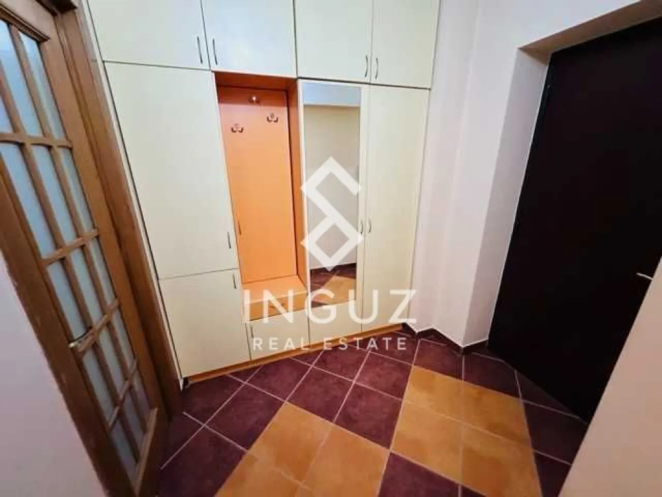 De închiriat – apartament 2 camere | Bulevardul Basarabia – București - Apartament de închiriat | Bulevardul Basarabia – Piața Muncii | 2 camere
Preț: 450 € / lună
Comision: 50%

Detalii:
Apartament cu 2 camere (semidecomandat)
Compartimentare confortabilă
Etaj 9 / 11
Bloc reabilitat termic
Încălzire centralizată
Gata de locuit

Descriere:
Apartament luminos și bine poziționat, situat în zona Bulevardul Basarabia, în apropiere de Piața Muncii. Locuința are o compartimentare practică și este potrivită pentru cuplu sau persoane singure care doresc acces rapid către zonele centrale ale Bucureștiului.

Zonă & acces:
Locație excelentă în Sector 3, cu acces rapid la transportul public.
Stația de metrou Piața Muncii la aproximativ 8 minute de mers pe jos.
Aproape de Parcul Alexandru Ioan Cuza (IOR) și Parcul Național.
Magazine în apropiere: Carrefour Express, Mega Image, restaurante și servicii zilnice.
Acces facil la metrou, tramvai și autobuz.

Costuri:
Chirie lunară: 450 €
Utilitățile se plătesc separat

Disponibil: imediat

Pentru mai multe informații și poze contact:
Inguz Real Estate
0774017567 / WhatsApp