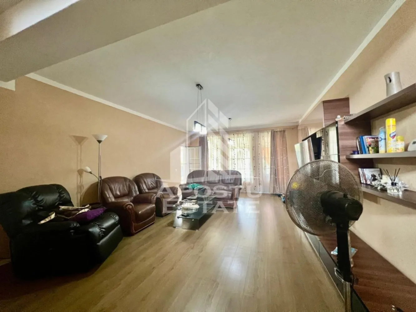 Jumatate de duplex de vanzare cu 6 camere in Mosnita Noua, Timisoara - Agentia imobiliara Apostu Estate va propune spre vanzare o jumatate de duplex cu 6 camere, situata in Timis, Mosnita Noua.

Imobilul este construit din caramida, avand un regim de inaltime S+P+1E+M+Pod si o suprafata utila de 173,5 mp. Proprietatea beneficiaza de front stradal de 17 ml, acces auto si garaj cu intrare in pivnita.

Confortul termic este asigurat de centrala proprie pe gaz cu incalzire in pardoseala. Imobilul este racordat la toate utilitatile: curent (inclusiv trifazic), gaz, apa, canalizare si fosa septica.

Compartimentare:

Parter:
 • Hol acces cu spatiu de depozitare sub scari
 • Living generos cu iesire pe terasa
 • Bucatarie inchisa cu iesire pe terasa
 • Baie de serviciu

Etaj:
 • Dormitor matrimonial cu baie proprie si balcon
 • Dormitor cu baie proprie
 • Zona secundara de zi
 • Dressing

Mansarda:
 • 2 dormitoare
 • Baie

Proprietatea se poate vinde mobilata si utilata sau nemobilata, in functie de preferinte.

Imobilul este situat in vecinatatea mai multor puncte de interes:
 • Magazine si supermarketuri
 • Mijloace de transport in comun
 • Acces facil catre Timisoara

Agentia imobiliara Apostu Estate va ofera consultanta bancara gratuita prin intermediul colaboratorilor nostri pentru alegerea celui mai potrivit tip de credit, astfel incat tu sa devi noul proprietar al acestui apartament.
CP2064212
