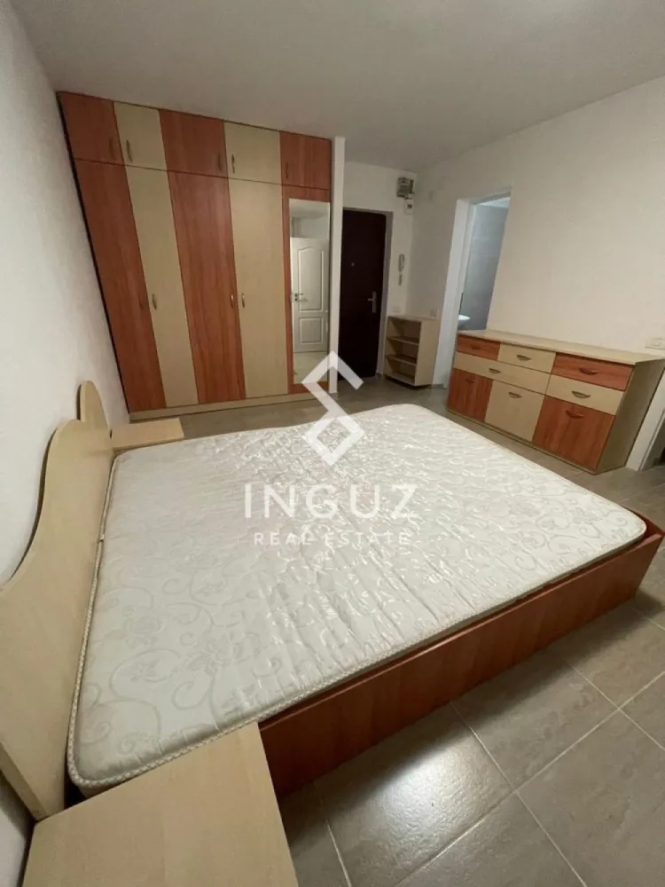 Garsonieră de închiriat | Strada Luntrei – Obor | Sector 2 - Garsonieră de închiriat | Strada Luntrei – Obor | Sector 2
Preț: 330 € / lună

Detalii:
Garsonieră 24 m²
Etaj 5 / 10
Bloc reabilitat termic
Mobilată modern și complet utilată
Încălzire centralizată
Costuri mici la întreținere
Disponibil imediat

Descriere:
Garsonieră modernă, curată și bine întreținută, situată într-un bloc reabilitat și foarte bine administrat, cu acces controlat și supraveghere video. Spațiul este eficient compartimentat și complet mobilat, ideal pentru o persoană care caută confort și acces rapid la toate facilitățile urbane.

Zonă & acces:
Localizare excelentă în Sector 2, la doar 7 minute de mers pe jos de zona Obor.
Acces foarte rapid la transport public:

2 minute până la stația STB Doamna Ghica
tramvai 21, autobuze și troleibuze cu legături directe către centrul orașului
acces rapid către Ștefan cel Mare, Mihai Bravu și Universitate

Puncte de interes în apropiere:

Piața Obor și Veranda Mall
supermarketuri, farmacii, bănci și restaurante
Facultatea de Construcții
zone verzi și spații de relaxare în apropiere

Avantaje:

zonă foarte bine conectată
acces rapid către centru
bloc sigur, cu lifturi și supraveghere video
costuri reduse la întreținere
ideal pentru o persoană activă

Condiții:
Se închiriază preferabil unei singure persoane
Fără animale de companie